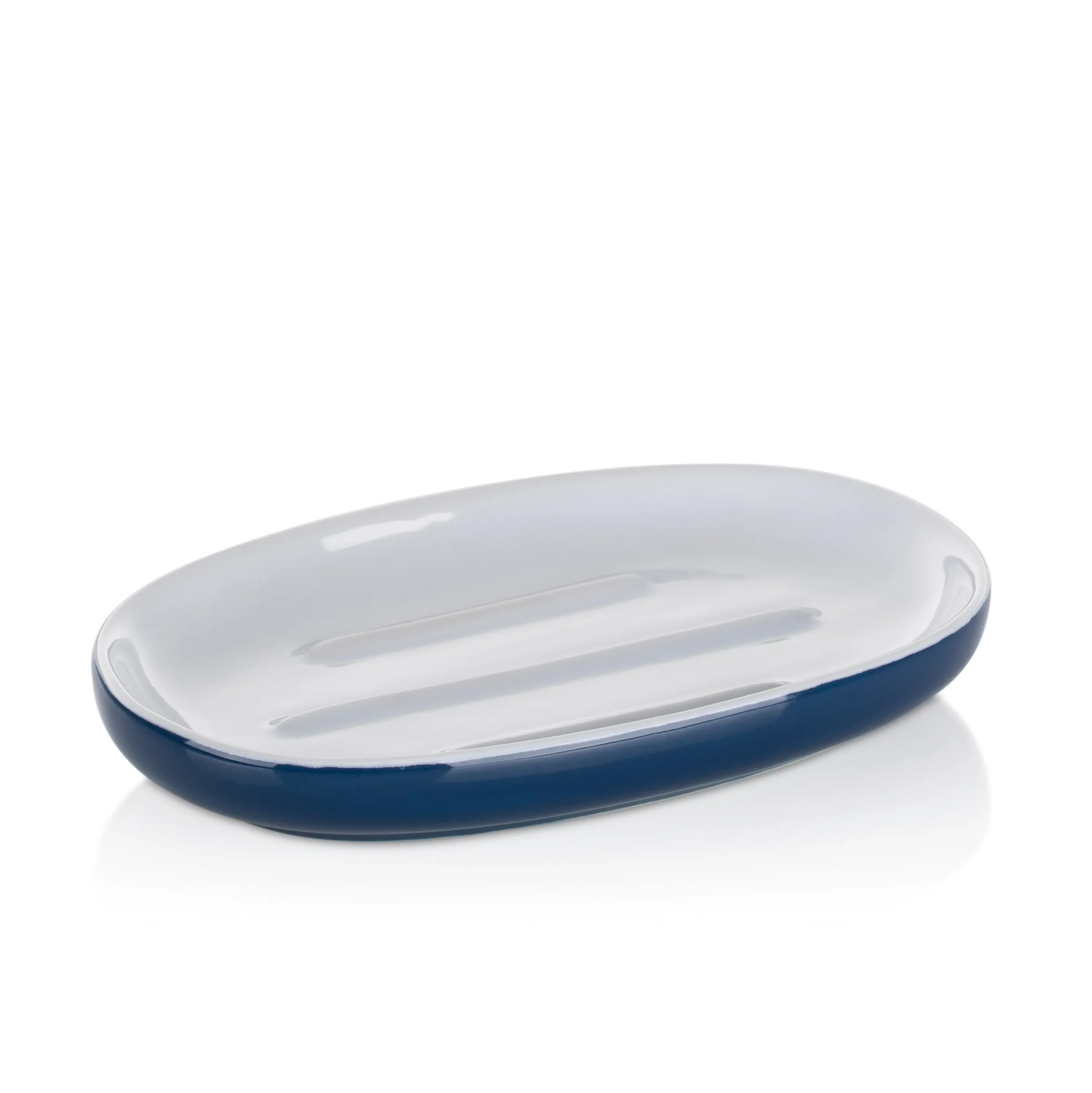 Seifenschale oval weiß-blau mit Ablauf – moderne Badezimmer Seifenablage Ovale Seifenschale in Weiß und Dunkelblau mit erhöhten Rillen zur Wasserableitung auf weißem Hintergrund