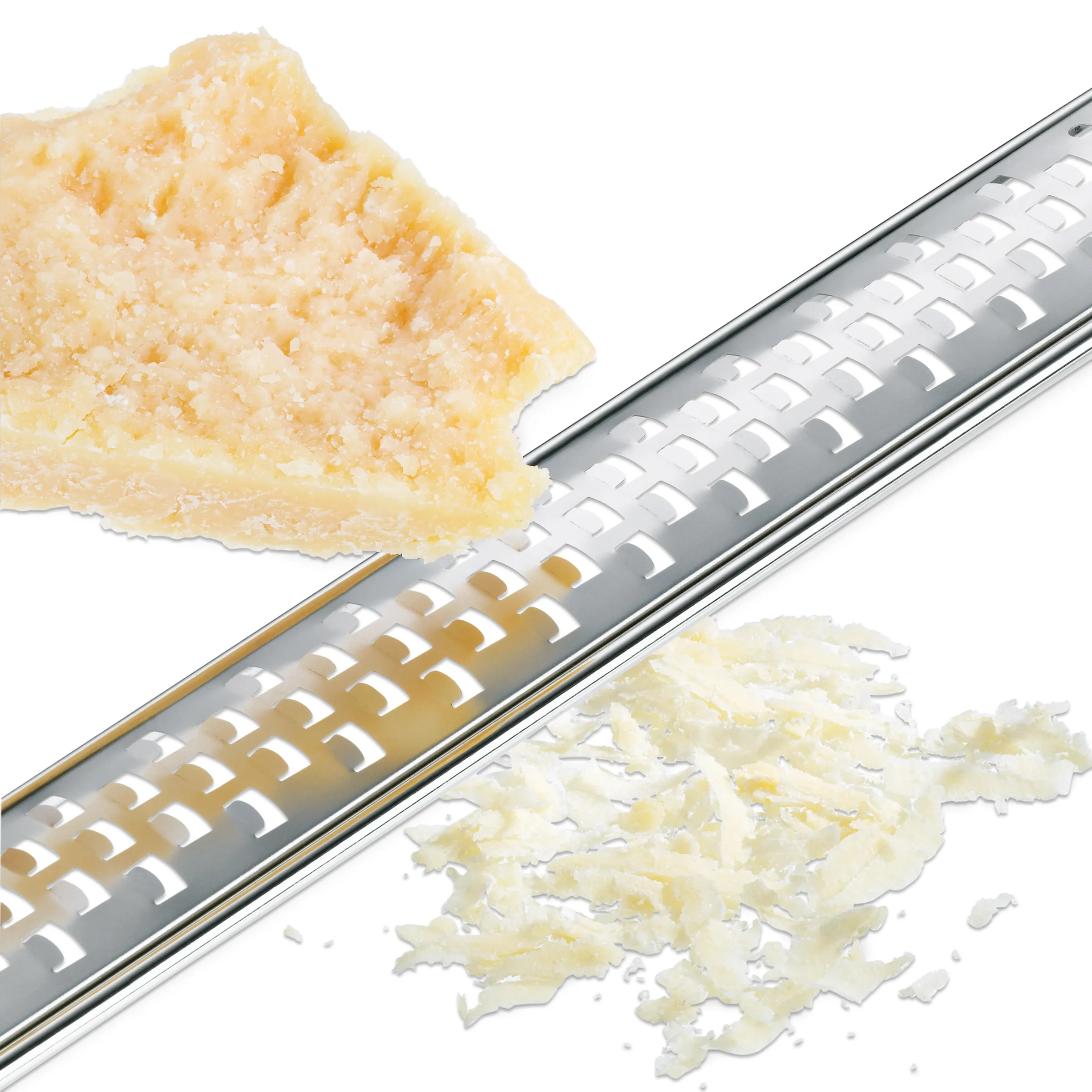 Käsereibe Edelstahl mit frisch geriebenem Parmesan - Küchenreibe Edelstahl-Käsereibe mit geriebenem Parmesan und Käsestück auf weißem Hintergrund