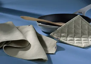 Flugzeugteile und Segeltuch-Materialien auf blauem Hintergrund mit Propeller und gestepptem Stoff