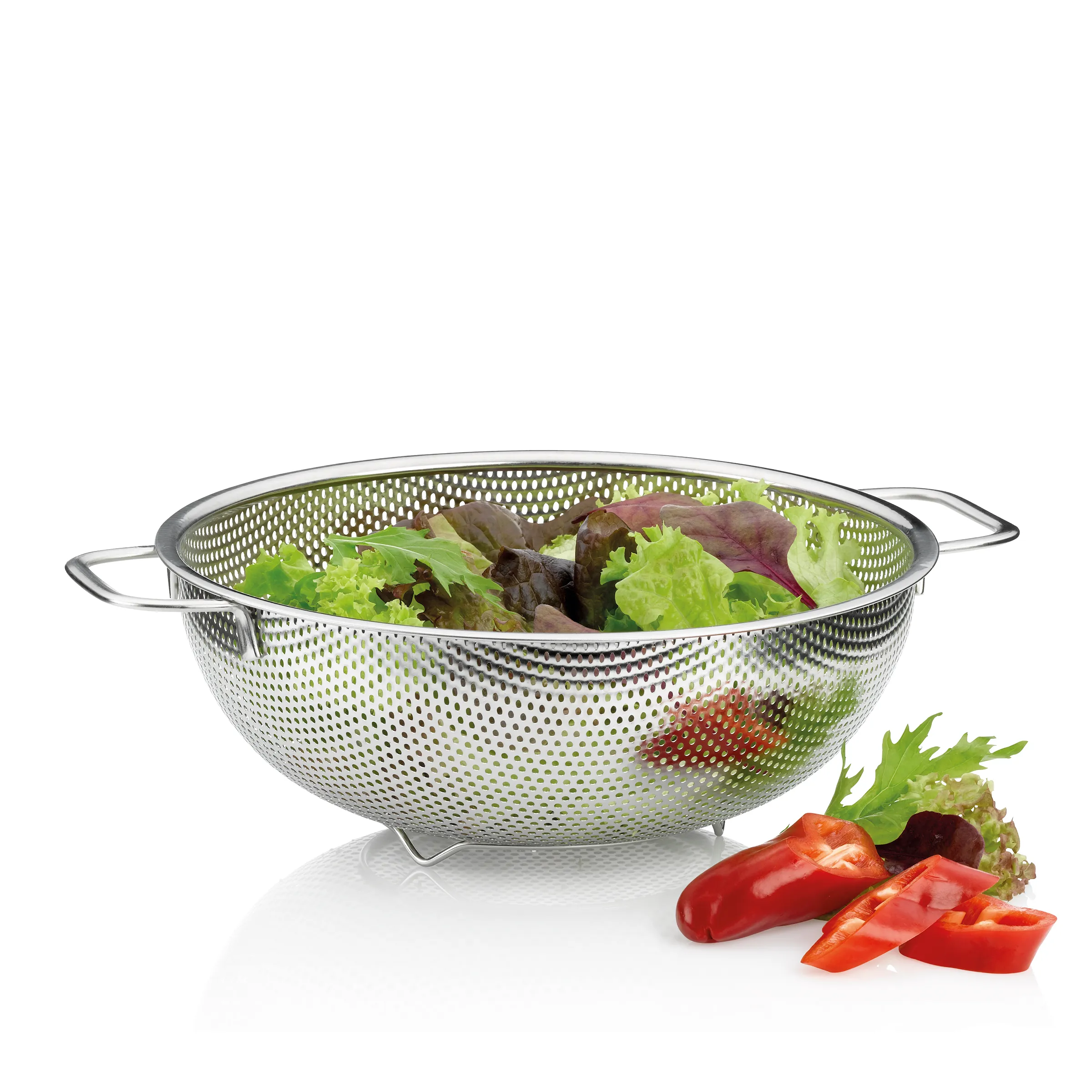 Küchensieb für Salat waschen und Gemüse abtropfen Metallsieb mit Griffen gefüllt mit grünem und rotem Salat, daneben rote Paprika und Salatblätter auf weißem Hintergrund.