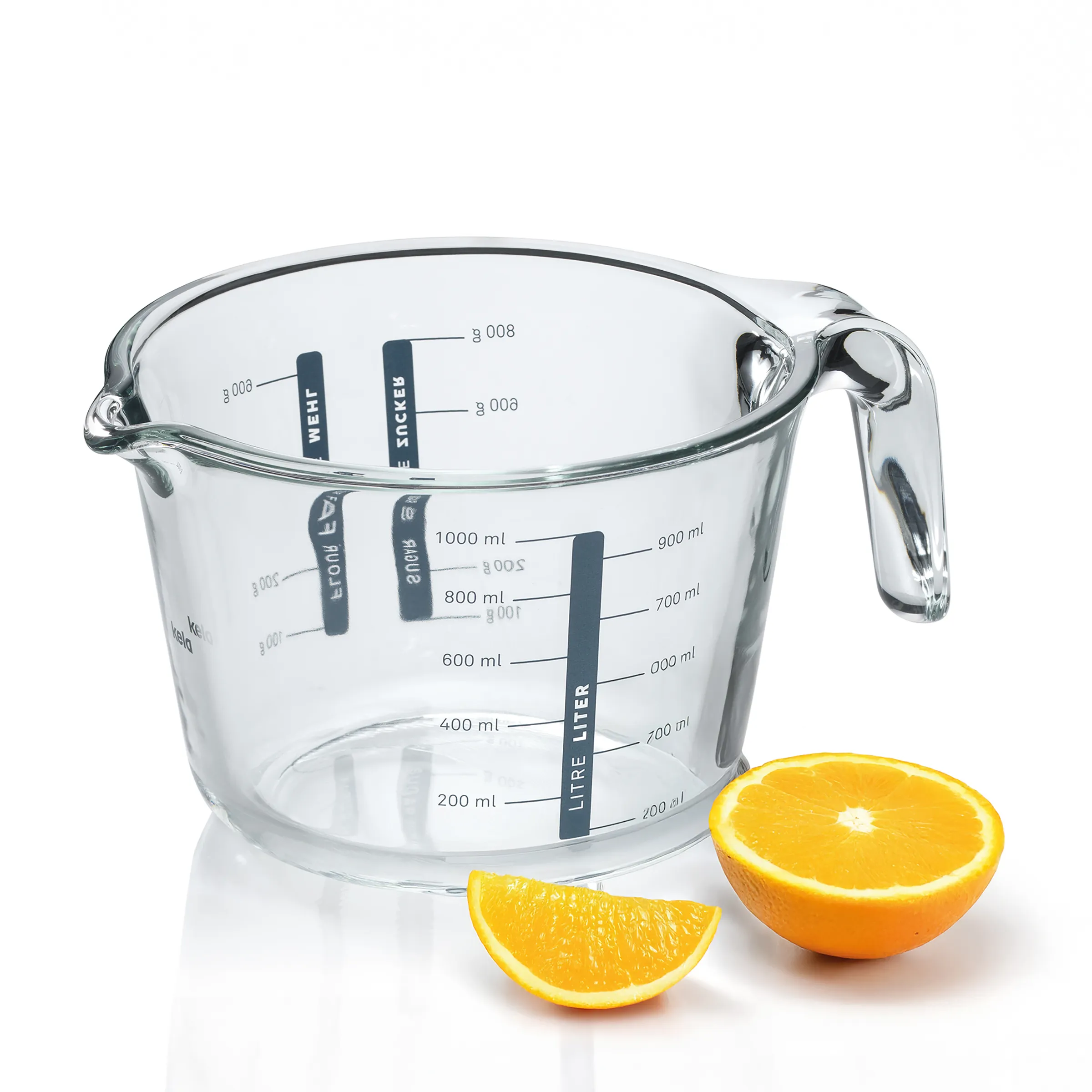 Glas-Messbecher mit Liter-Skala und Henkel - Küchenhelfer für präzises Messen Glas-Messbecher mit Liter-Skala und Henkel, daneben aufgeschnittene Orangen