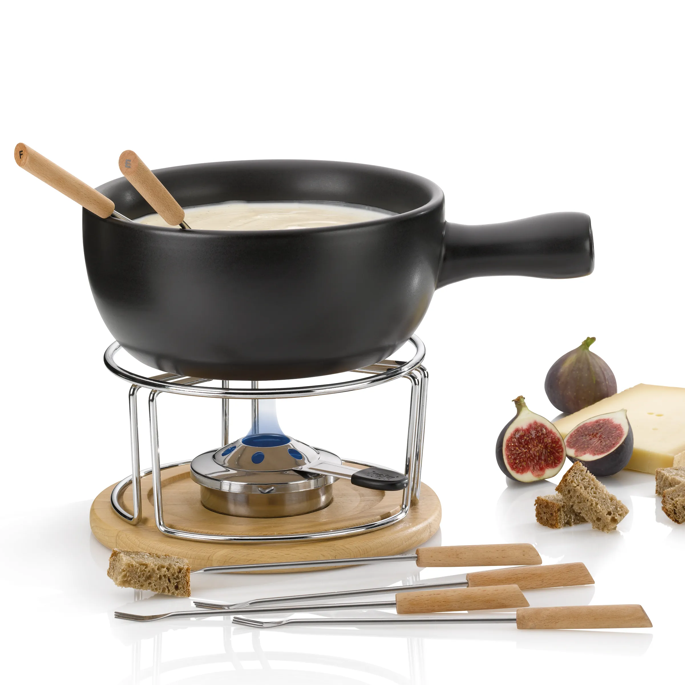 Käsefondue-Set schwarz mit Rechaud, Gabeln und Zubehör für Schweizer Fondue Schwarzes Käsefondue-Set mit Rechaud, Brenner, Holzgabeln und Brotwürfeln, daneben Feigen und Käse