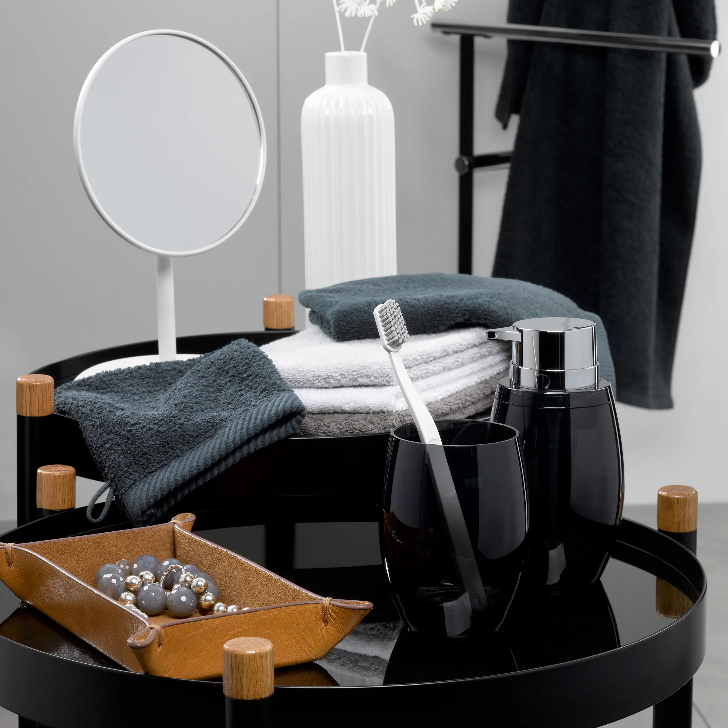 Modernes Badezimmer-Accessoire-Set in Schwarz mit Seifenspender und Spiegel Schwarzes Badezimmer-Accessoire-Set mit Seifenspender, Zahnbürstenhalter, Handtuchablage, Spiegel und Deko