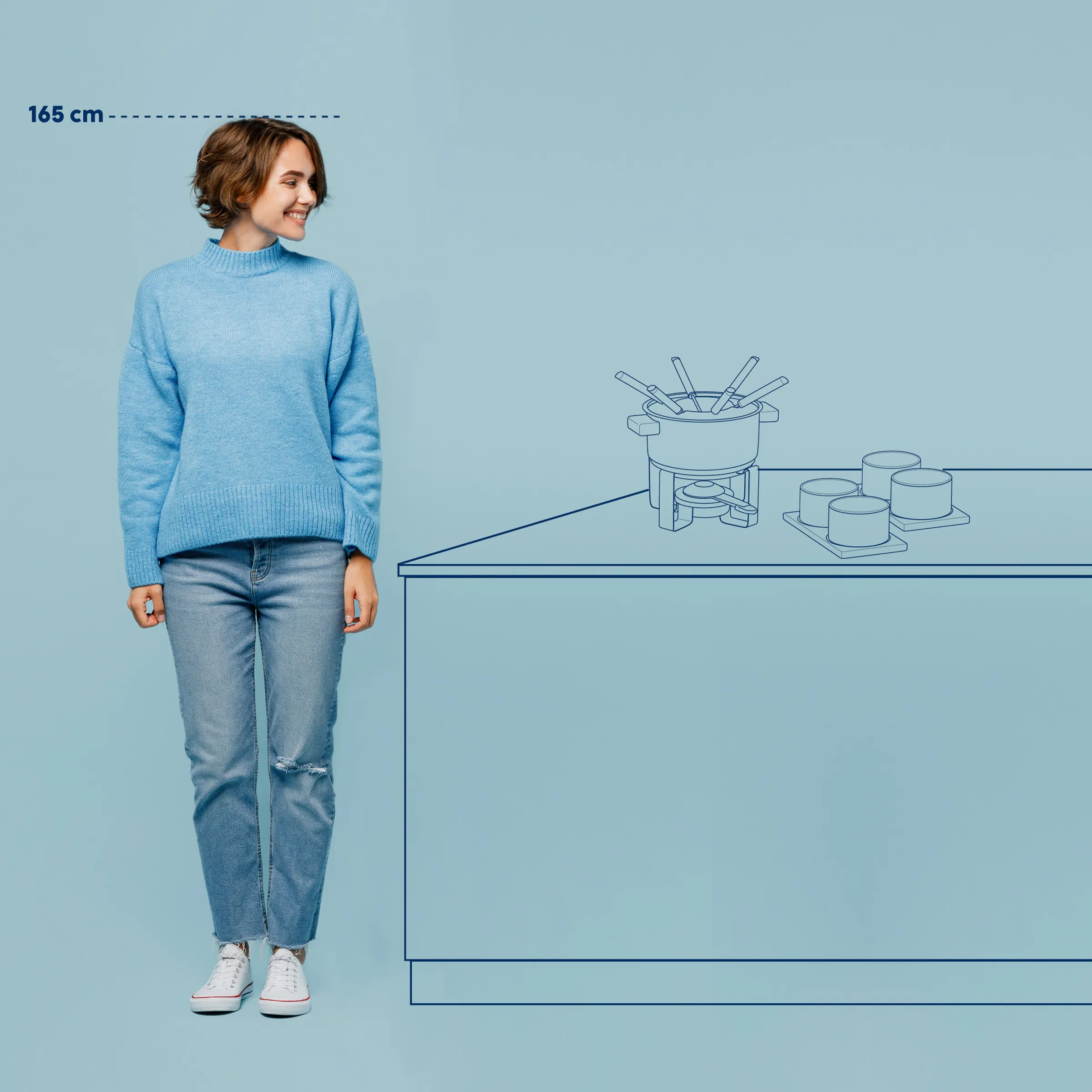 Frau mit Höhe 165 cm trägt hellblauen Pullover und zerrissene Jeans, steht neben Tisch mit Fondue-Set und Schüsseln