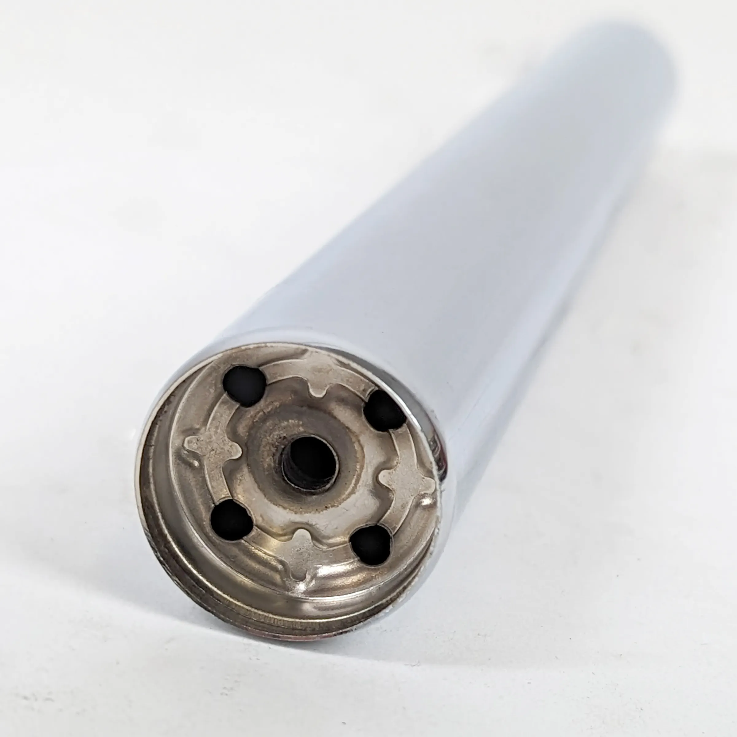 Duschkopf Showerhead mit Metallrosette Nahaufnahme eines Showerhead-Duschkopfs mit metallischer Rosette und weißem Kunststoffrohr von oben fotografiert