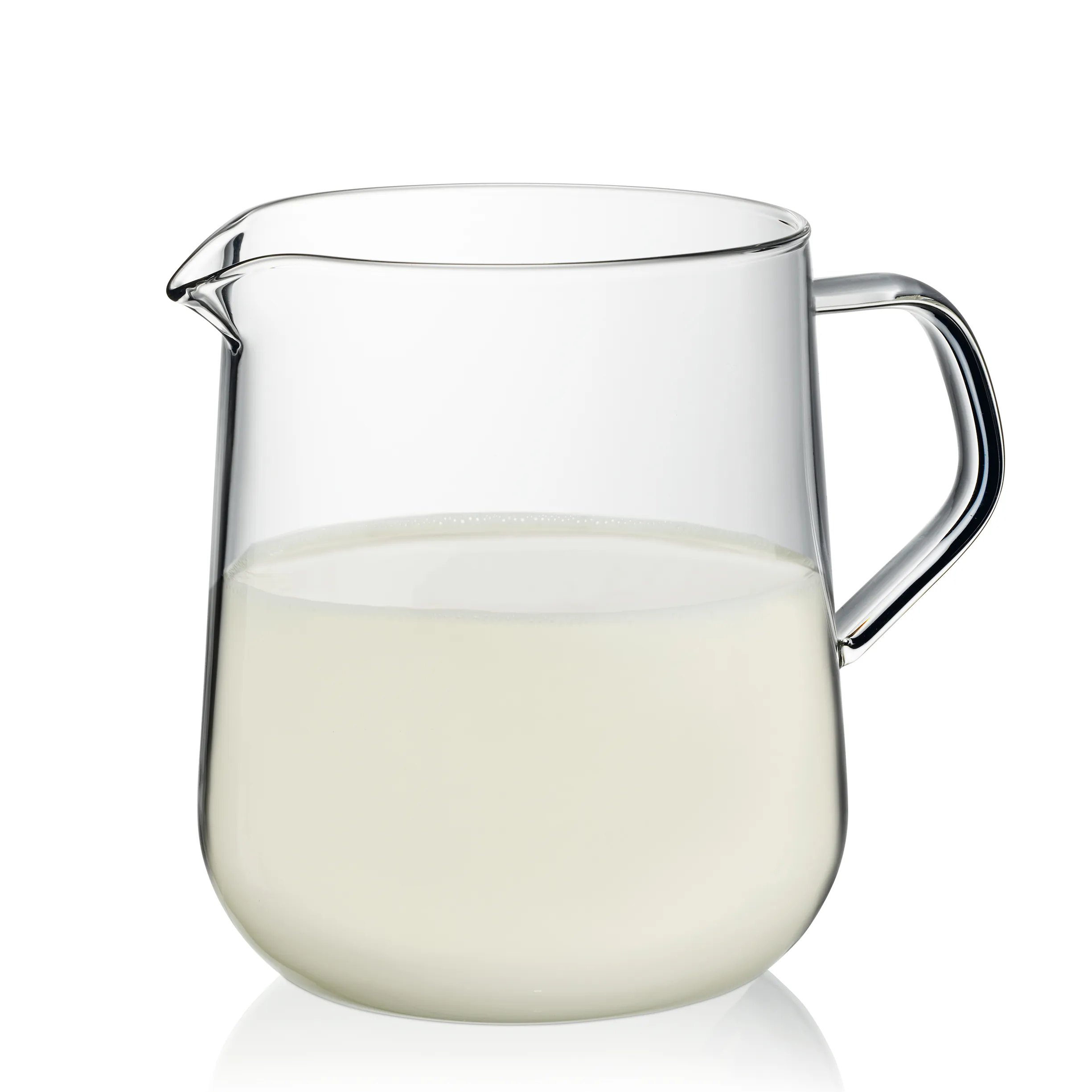 Milchkrug aus Glas - Praktischer Servierkrug Glaskrug mit Milch auf weißem Hintergrund, Henkel und Ausgießer sichtbar