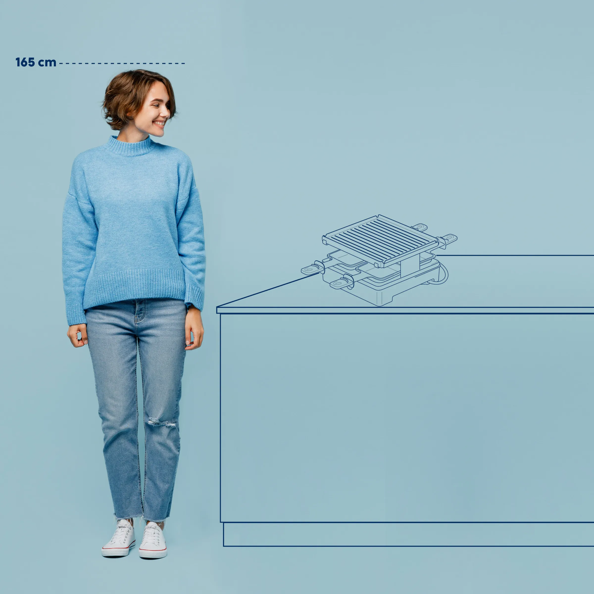 Raclette-Grill Größenvergleich – Kompakte Raclette für 165 cm Person Frau mit Höhe 165 cm trägt blauen Pullover und Jeans, daneben Raclette-Grill auf Tisch