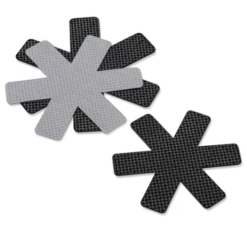 Zwei stern- oder asteriskusförmige Strukturen aus schwarzem und grauem Karbon-Material auf weißem Hintergrund.