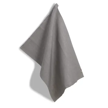 Graues Leinen-Geschirrtuch in dreieckiger Form, hängend auf weißem Hintergrund mit Schatten