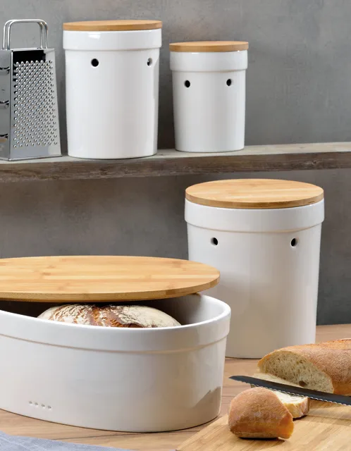 Brotkasten Set mit Bambusdeckel - Moderne Brotdosen zur Aufbewahrung Weiße Brotdosen mit Bambusdeckel in verschiedenen Größen, gefüllt mit Brot und Brötchen auf Holzbrett