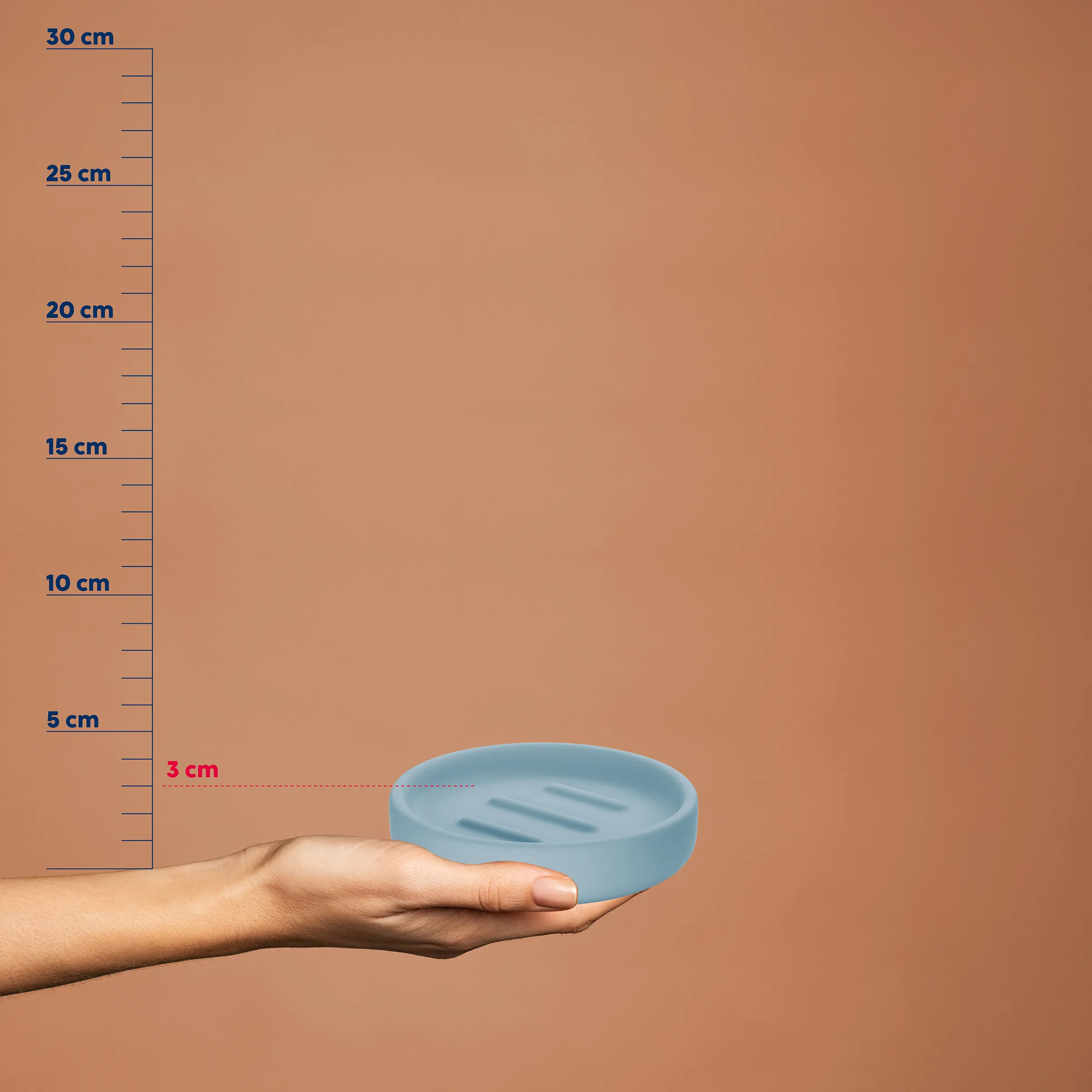 Seifenschale Blau - Kompakte Badezimmer Accessoires Hellblaue Seifenschale in einer Hand mit Größenvergleich-Skala von 0-30 cm, zeigt 3 cm Höhe