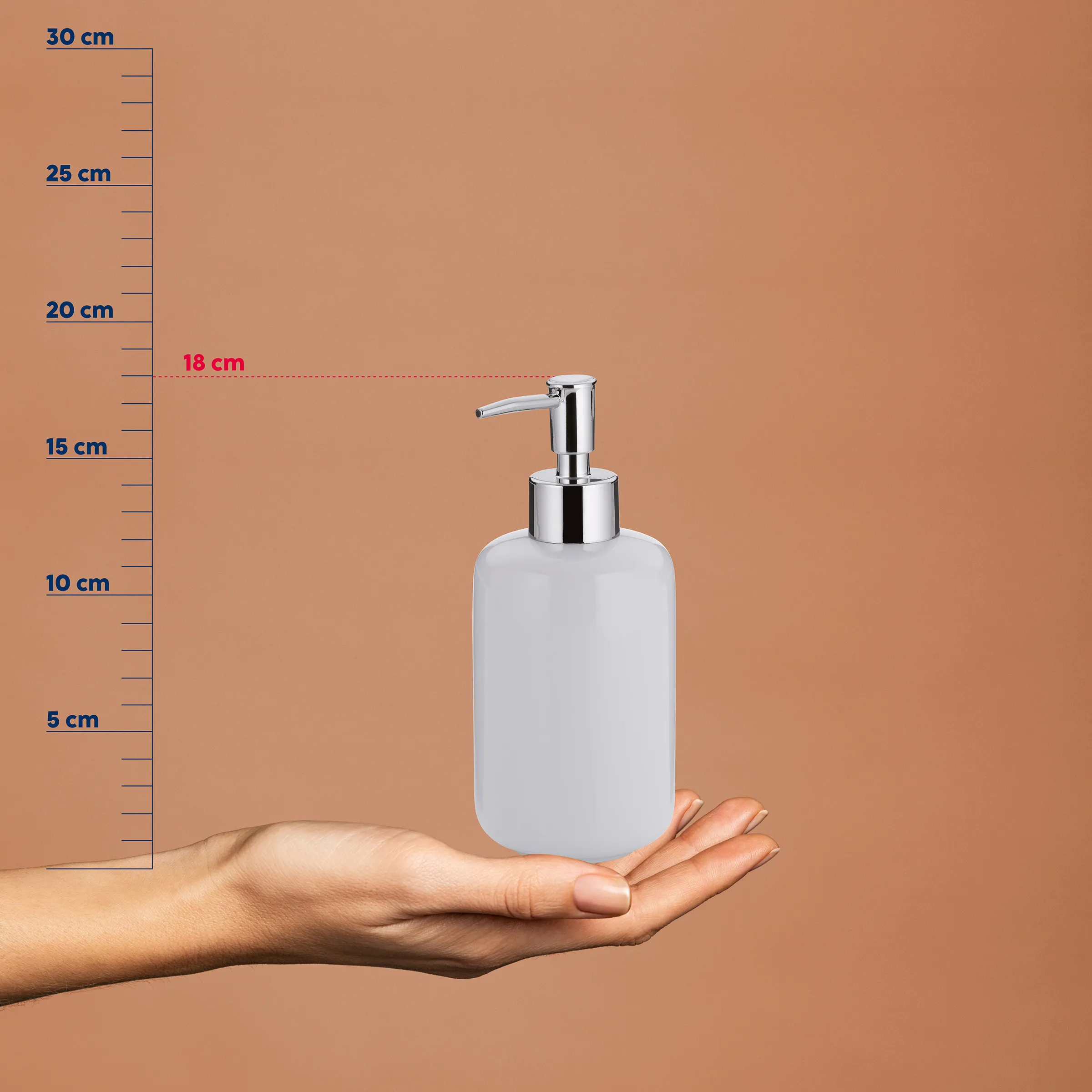 Seifenspender Flasche weiß mit Pumpenkopf Weiße Seifenspender-Flasche mit Edelstahl-Pumpenkopf in einer Hand vor Messskala, zeigt 18 cm Höhe