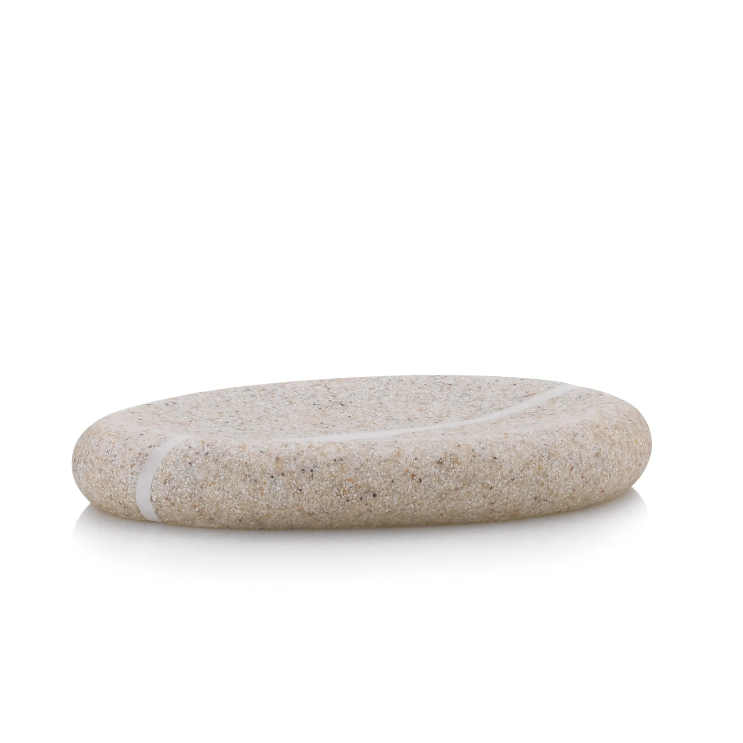 Ovales Tablett aus beige-grauem Kork mit weißem Textilband als Griffmulde