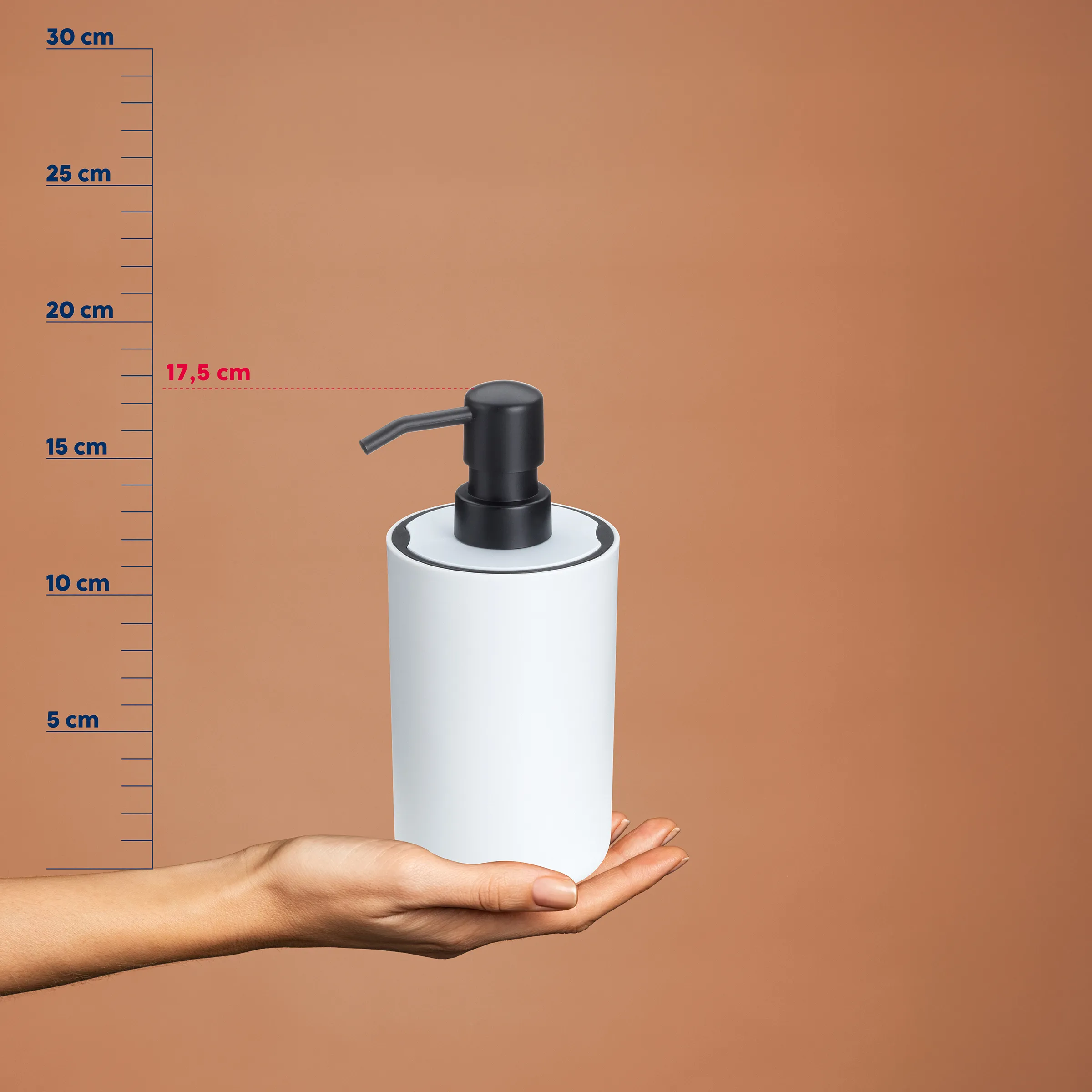 Weiße Seifenspender-Flasche mit schwarzer Pumpe auf einer Hand, neben Messskala von 5-30 cm