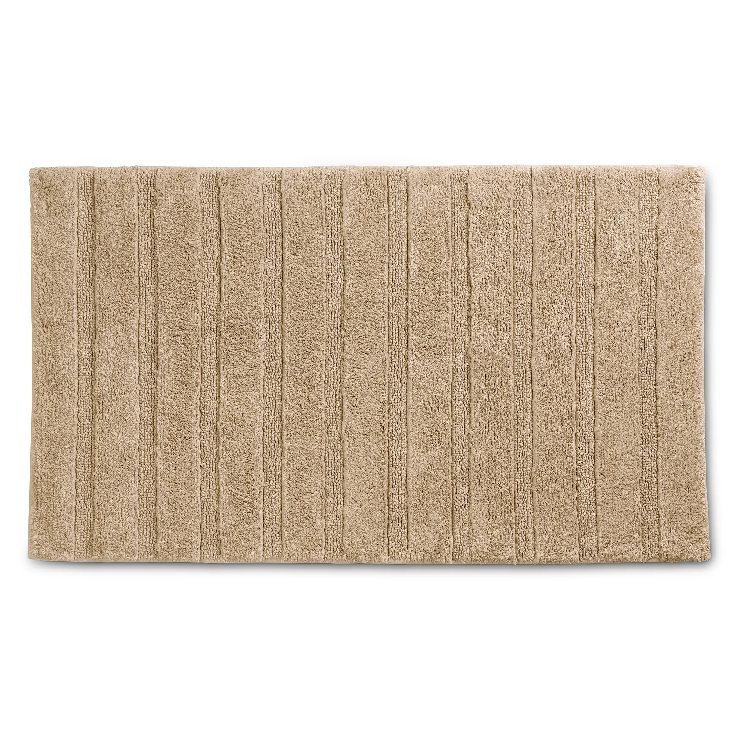 Badteppich beige mit Rippenstruktur Beiger Badteppich mit vertikaler Rippenmuster und strukturierter Oberfläche auf weißem Hintergrund