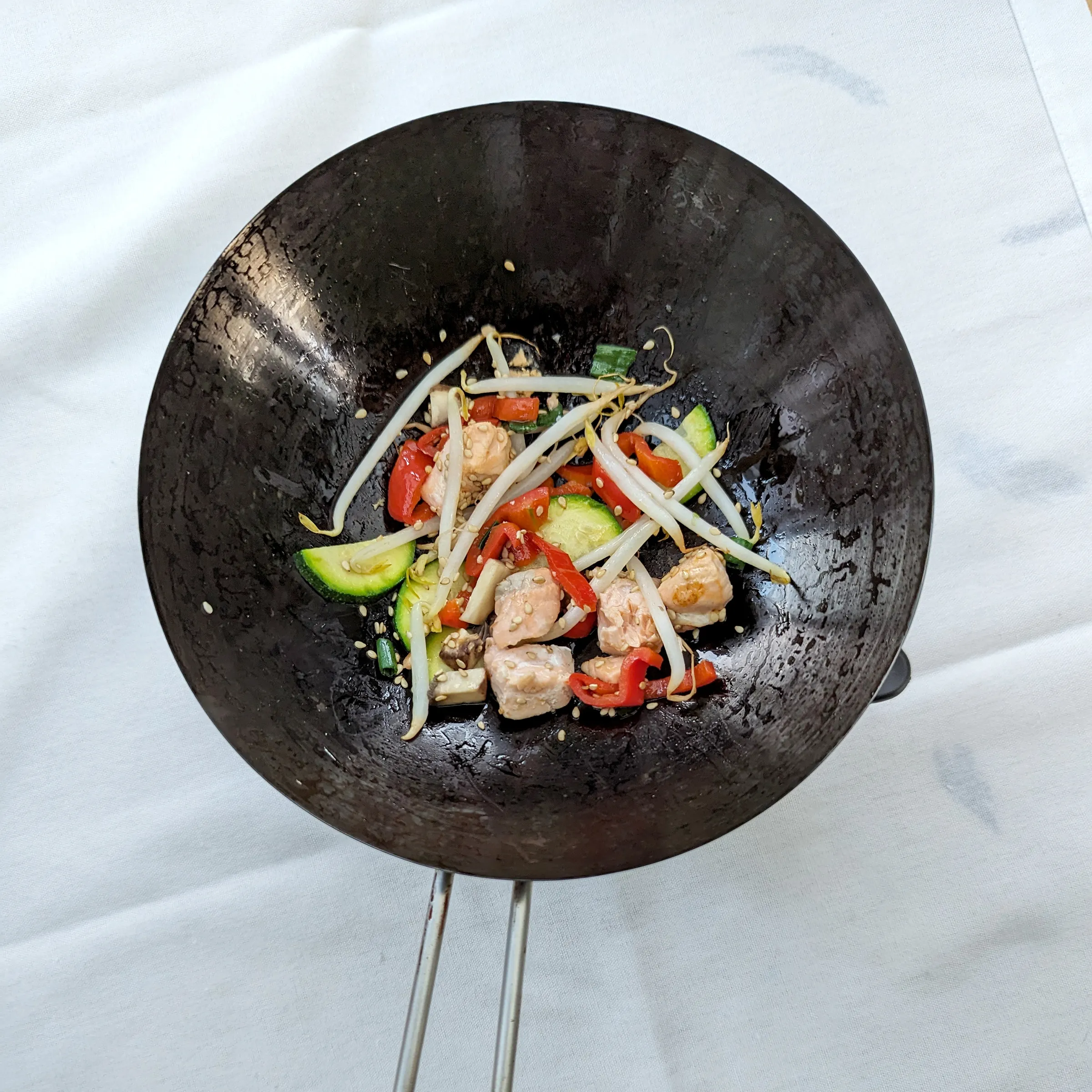 Wok Hähnchen Gemüse - asiatische Stir Fry Zubereitung Wok mit Hähnchenfleisch, Gemüse und Sojasprossen während der Zubereitung