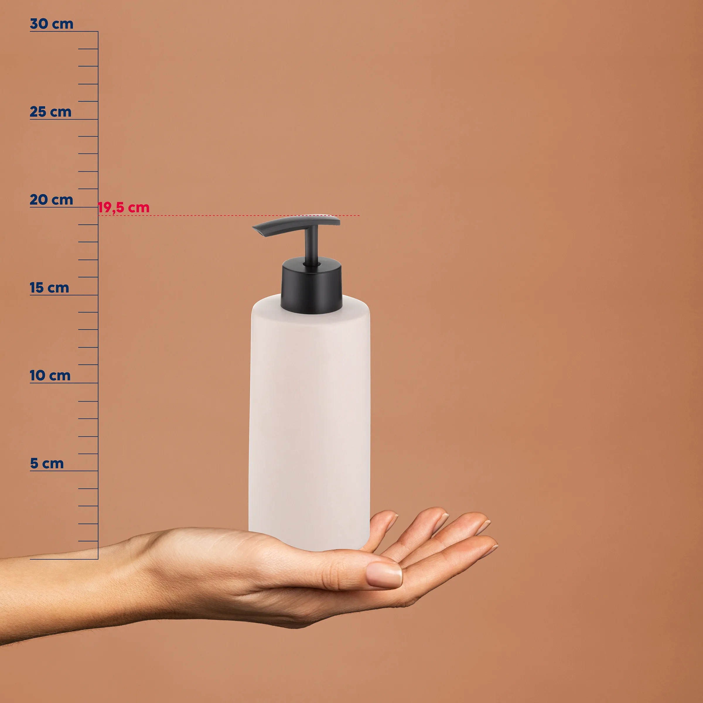 Seifenspender 19,5 cm - Weiße Dispenserflasche mit Pumpenkopf Weiße Seifenspender-Flasche mit schwarzem Pumpenkopf in einer Hand, Größenvergleich mit Messskala zeigt 19,5 cm Breite