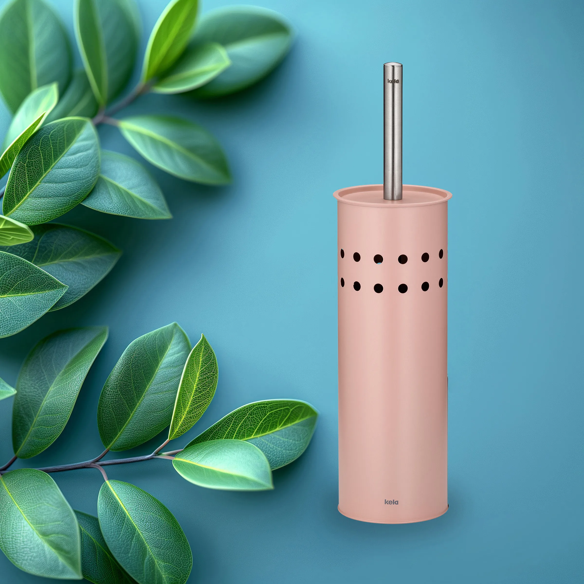 WC-Bürstenhalter rosa mit Punkten - Kela Badezimmer Accessoire Rosa WC-Bürstenhalter von Kela mit schwarzen Punkten und Metallgriff auf blauem Hintergrund mit grünen Blättern