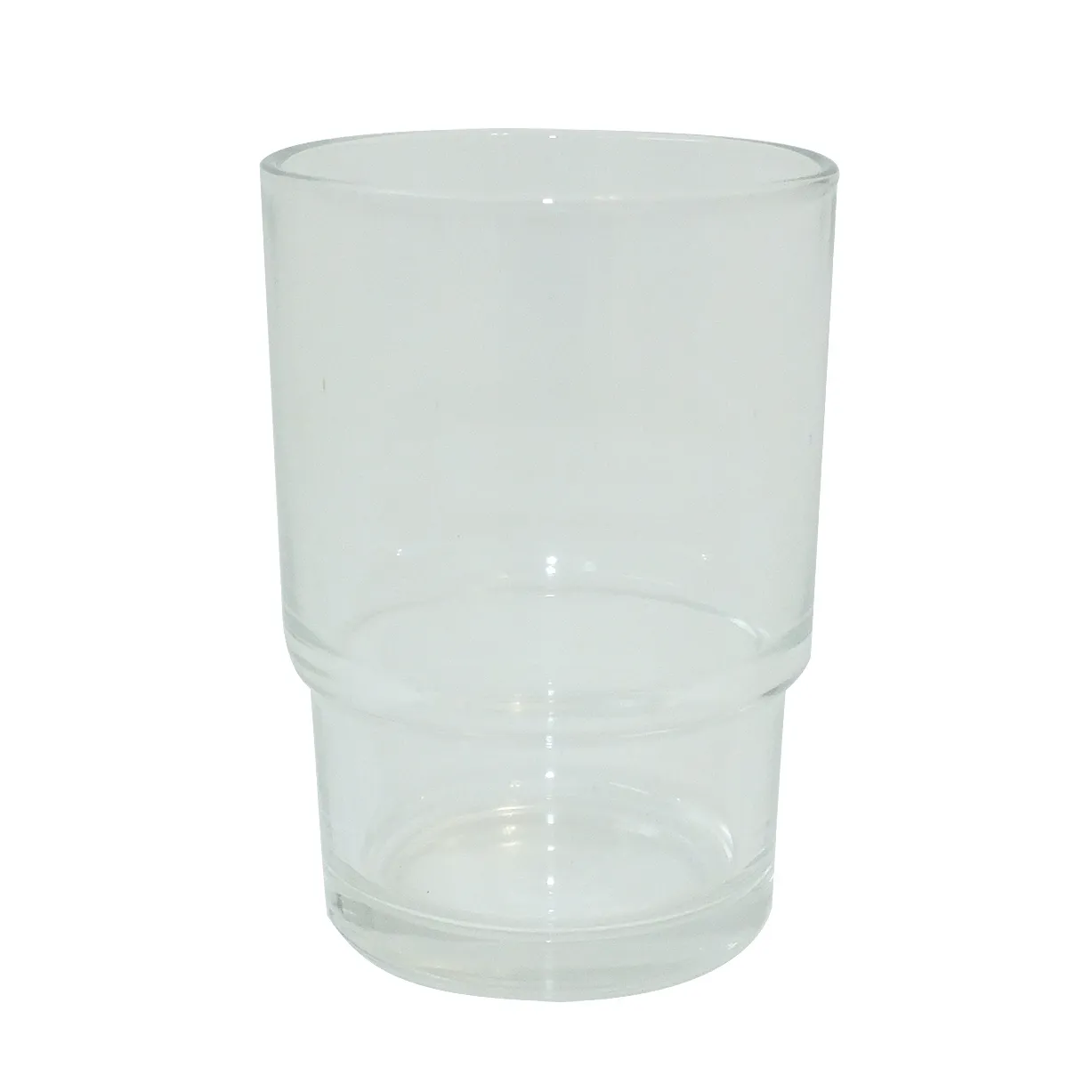 Trinkglas transparent - leeres Wasserglas Leeres transparentes Glas mit matter Oberfläche und Bodensatz vor weißem Hintergrund