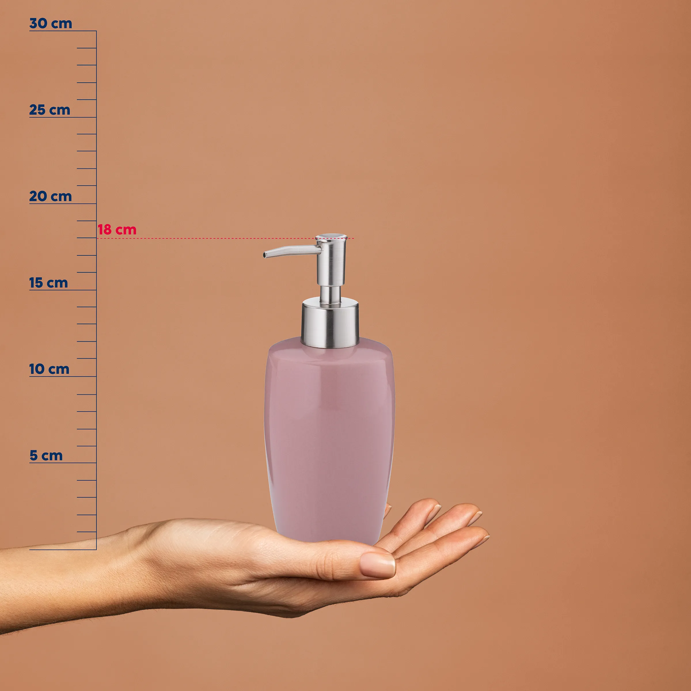 Seifenspender Rosa - Praktischer Flüssigseifenspender Rosa Seifenspender mit silbernem Pumpenkopf auf einer Hand vor Messskala, 18 cm Höhe