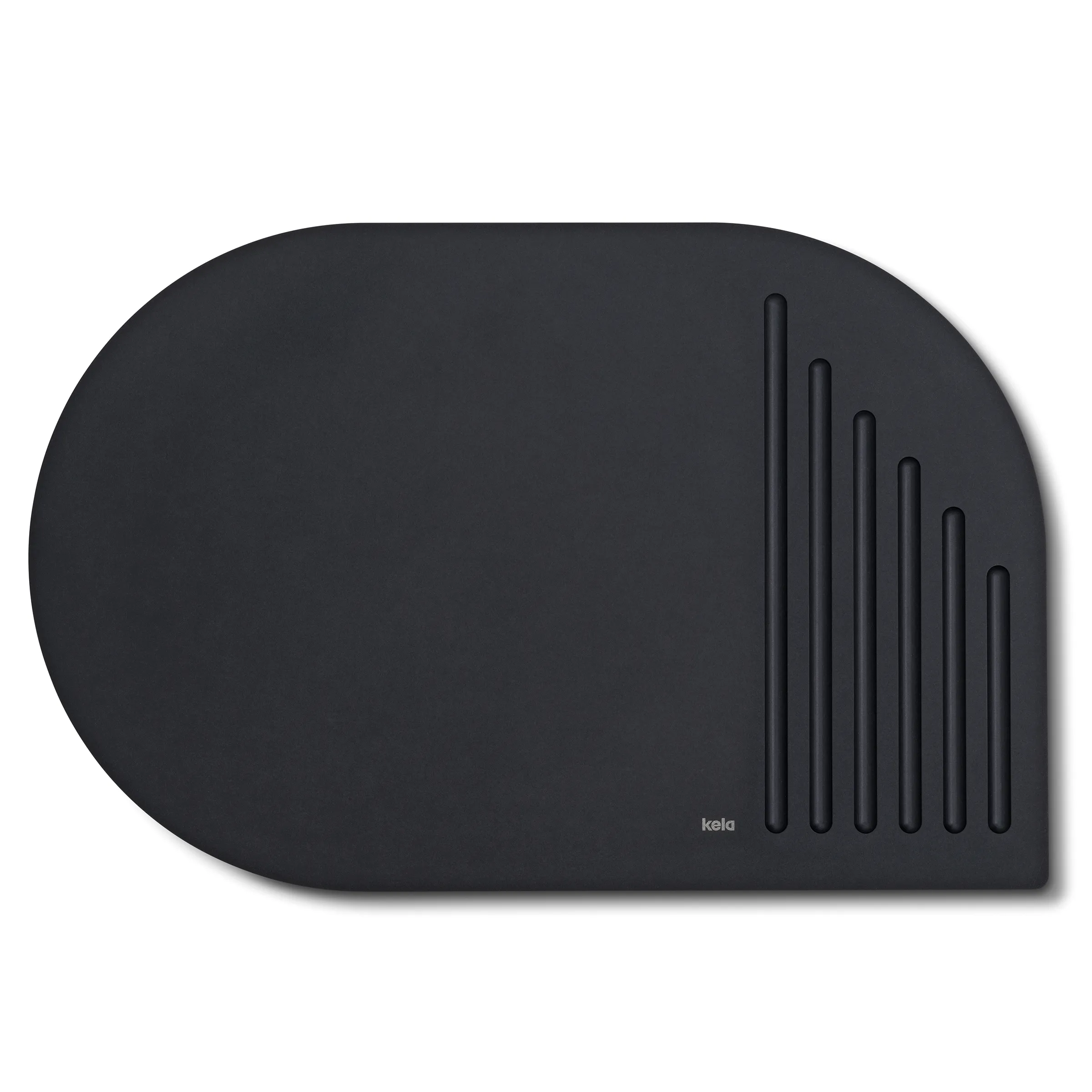 Kefa Unterlegmatte schwarz – Designer-Tischmatte mit Rillen Schwarze ovale Kefa Unterlegmatte mit gerilltem Design auf der rechten Seite und Markenlogo