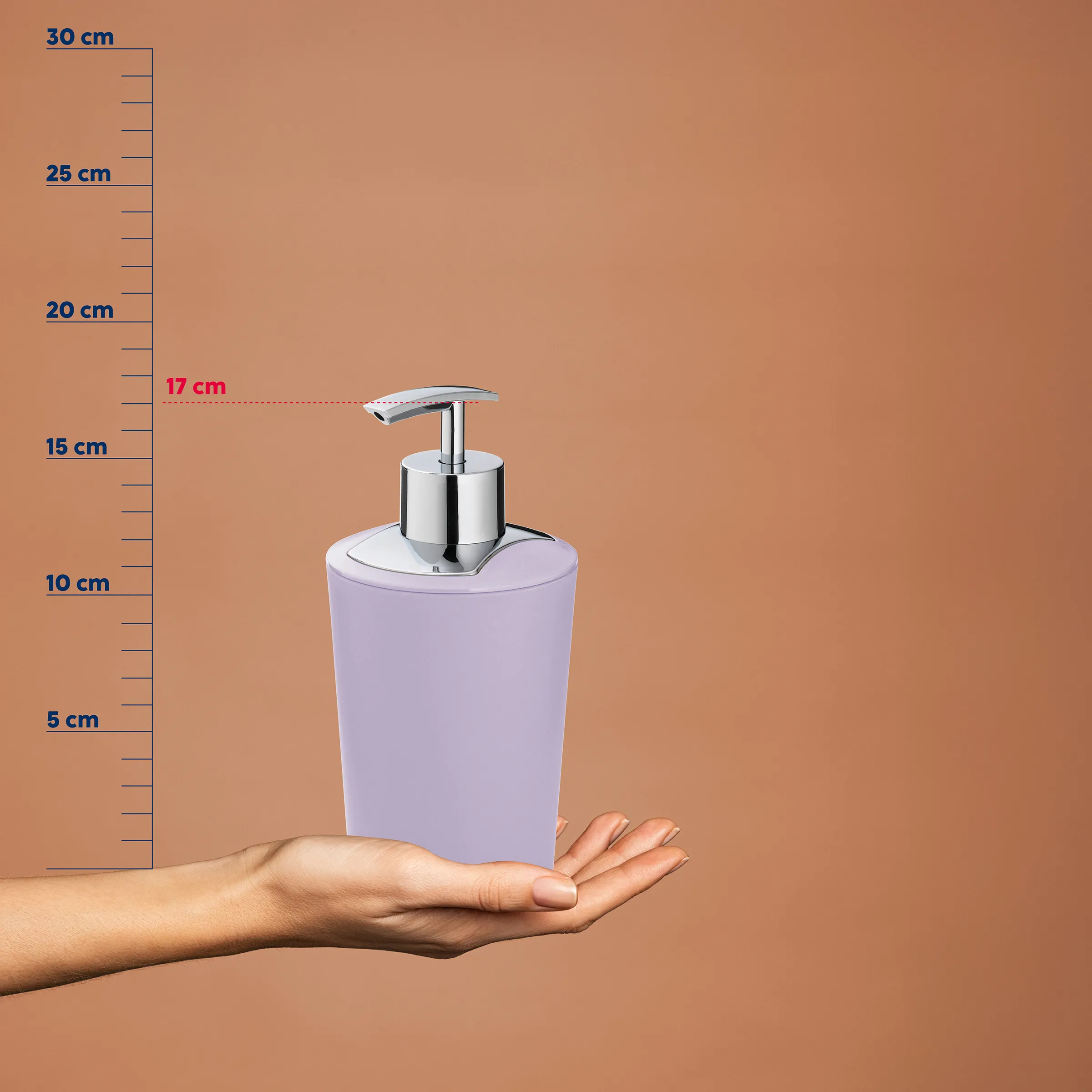 Seifenspender 15cm - Praktischer Dispenser für Badezimmer Violetter Seifenspender mit Edelstahl-Pumpe, Größenvergleich mit Messskala zeigt etwa 15 cm Höhe