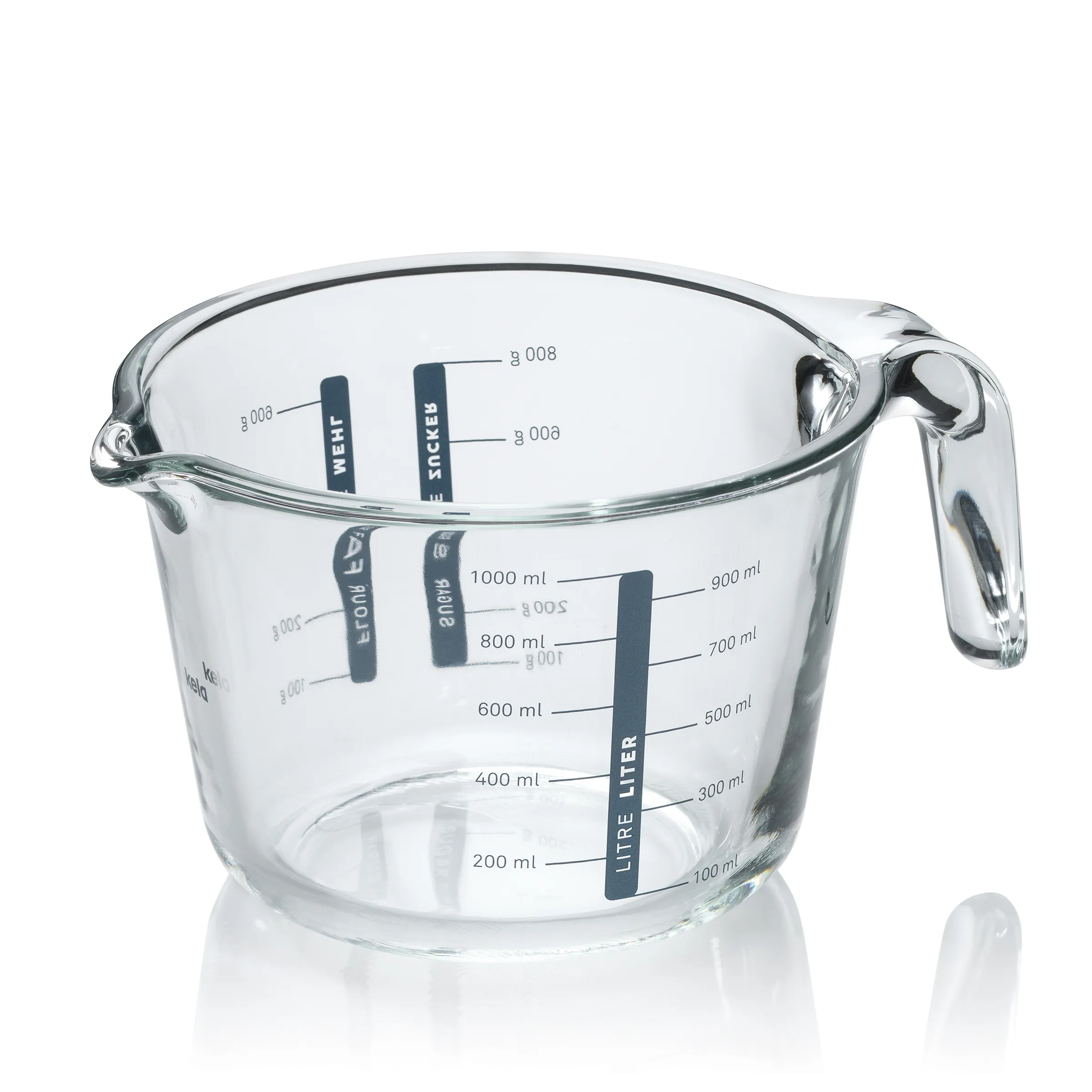 Glaskrug Messskala Liter Milliliter Küchenmessbecher Glaskrug aus Glas mit schwarzen Messskalen für Liter und Milliliter in verschiedenen Sprachen.