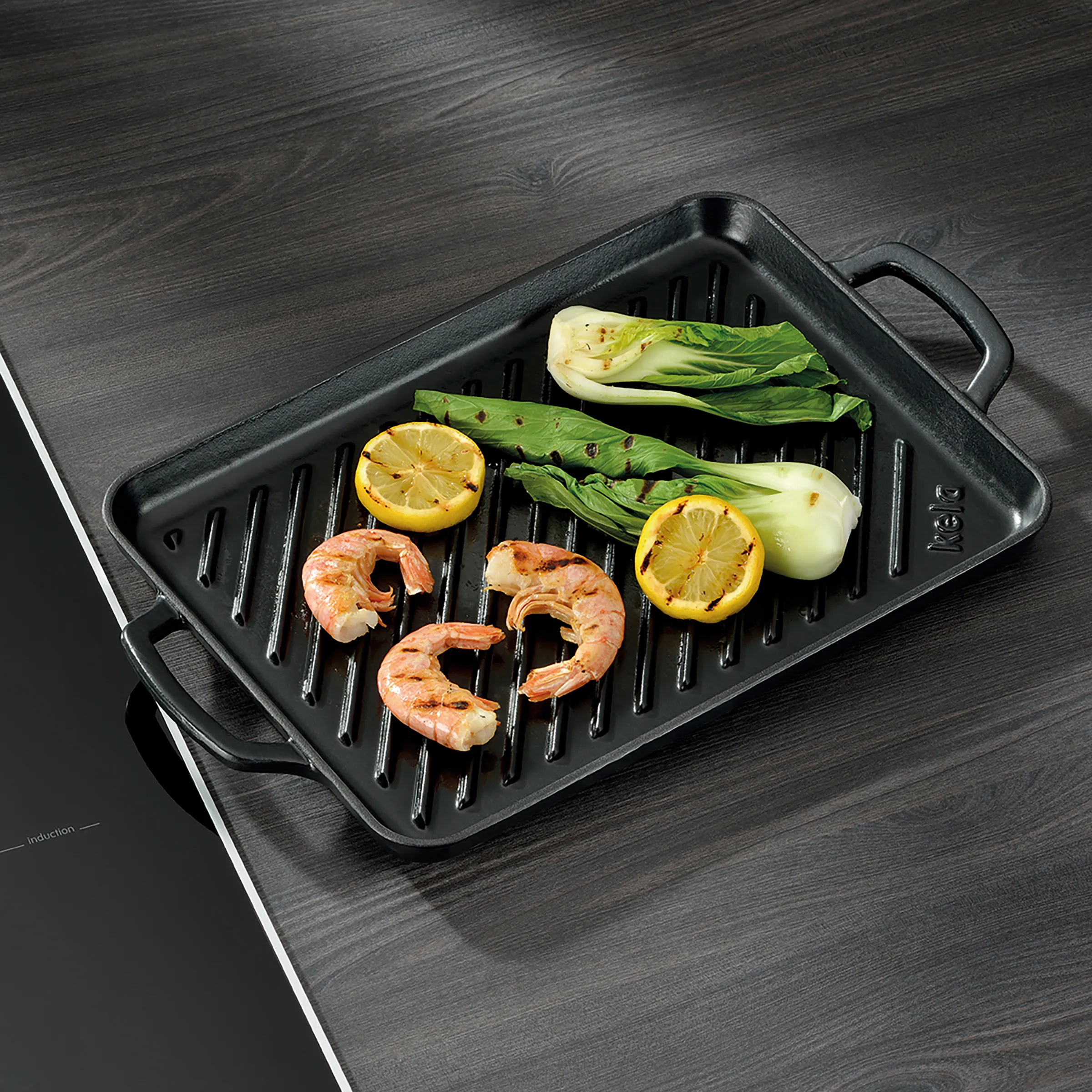 Grillpfanne für Induktion mit Garnelen und Gemüse - Antihaft-Grillplatte Schwarze Grillpfanne mit gegrillten Garnelen, Zitronenscheiben und Pak Choi auf Induktionskochfeld