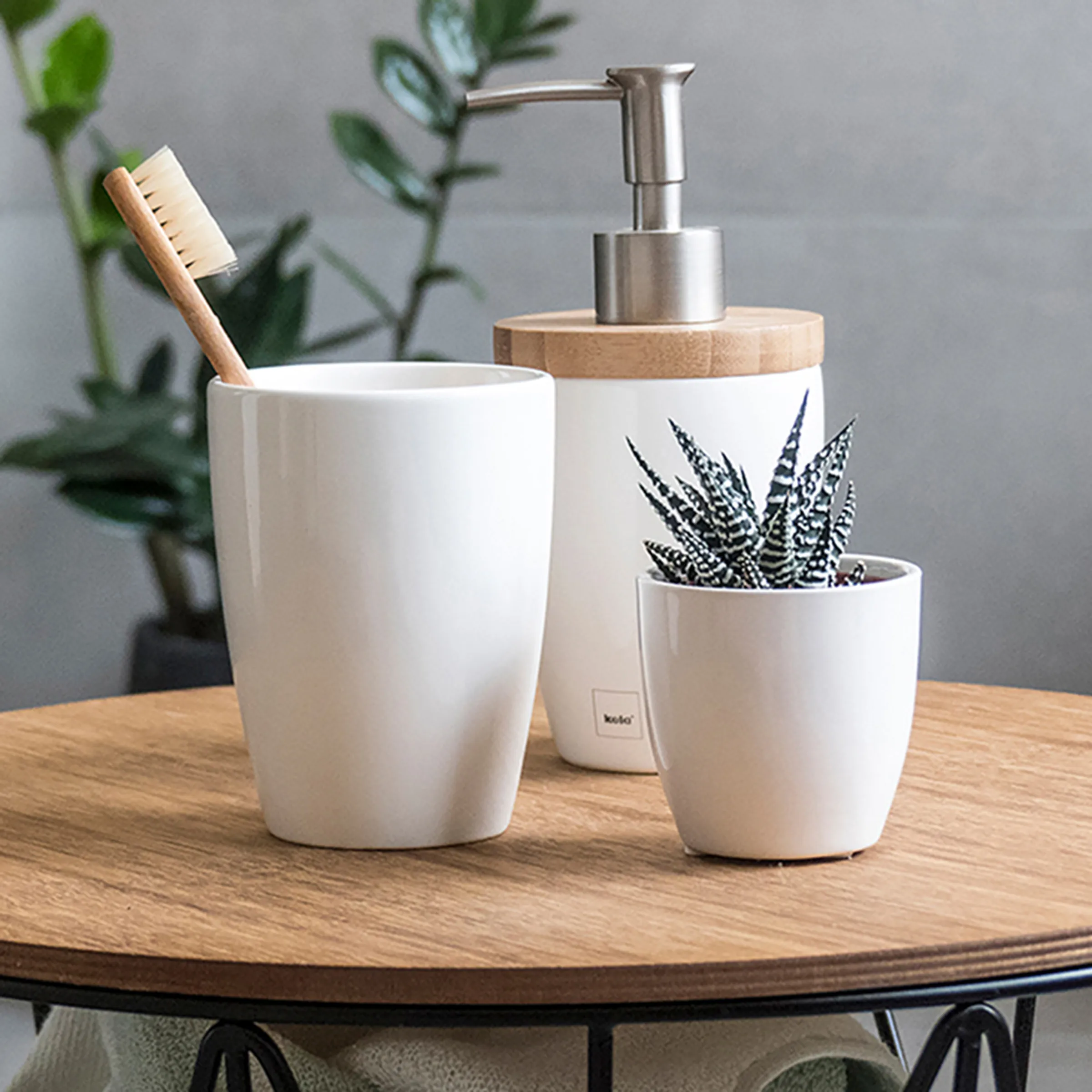 Weiße Badezimmer-Accessoires Set aus Keramik und Holz mit Seifenspender, Zahnbürstenhalter und Blumentopf mit Sukkulente