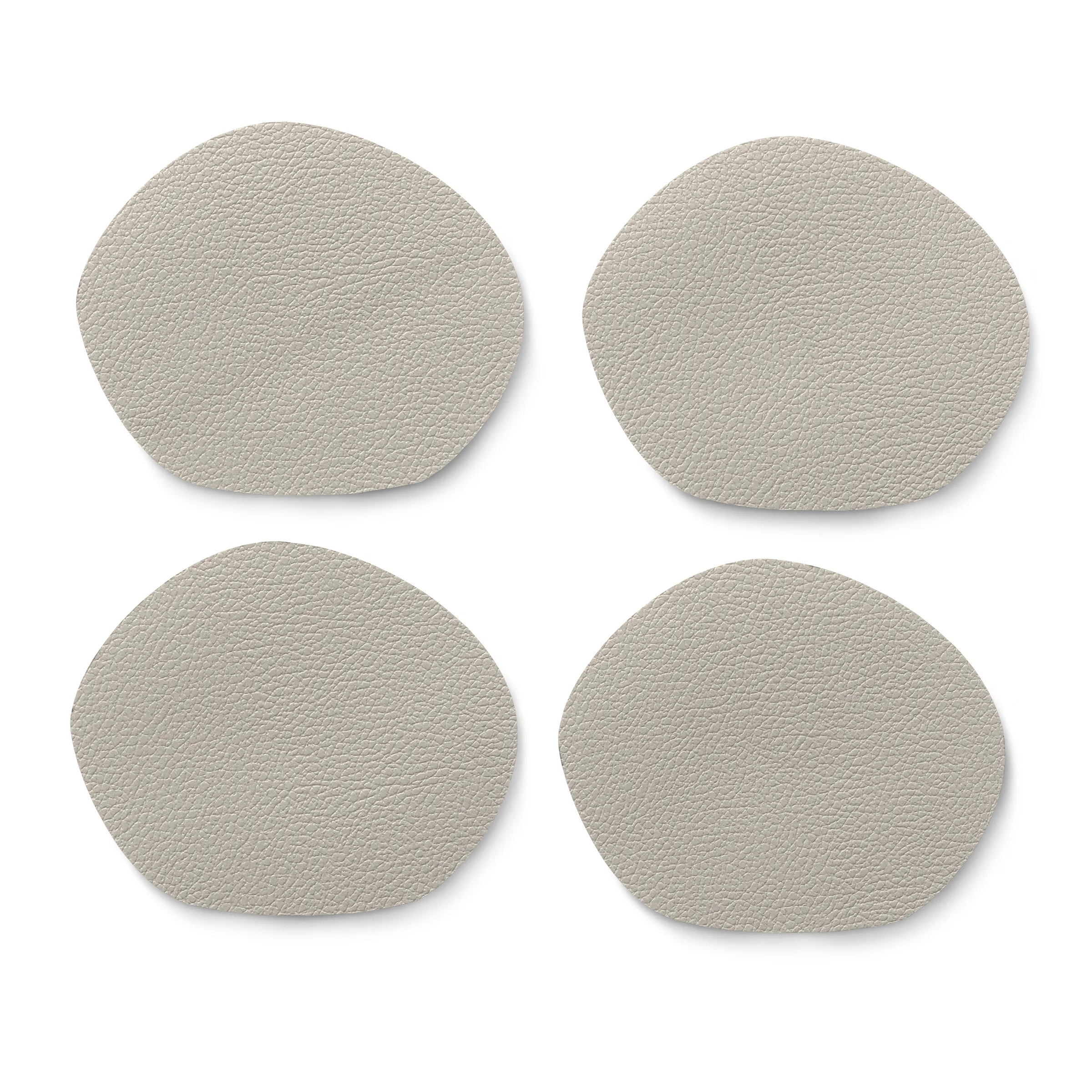 Leder-Untersetzer Set 4-teilig – Ovale Glasuntersetzer in Creme Vier ovale cremefarbene Leder-Untersetzer mit genarbter Oberfläche auf weißem Hintergrund