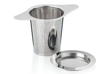 Edelstahl-Teesieb mit feinem Mesh-Filter und passendem Deckel, isoliert auf weißem Hintergrund