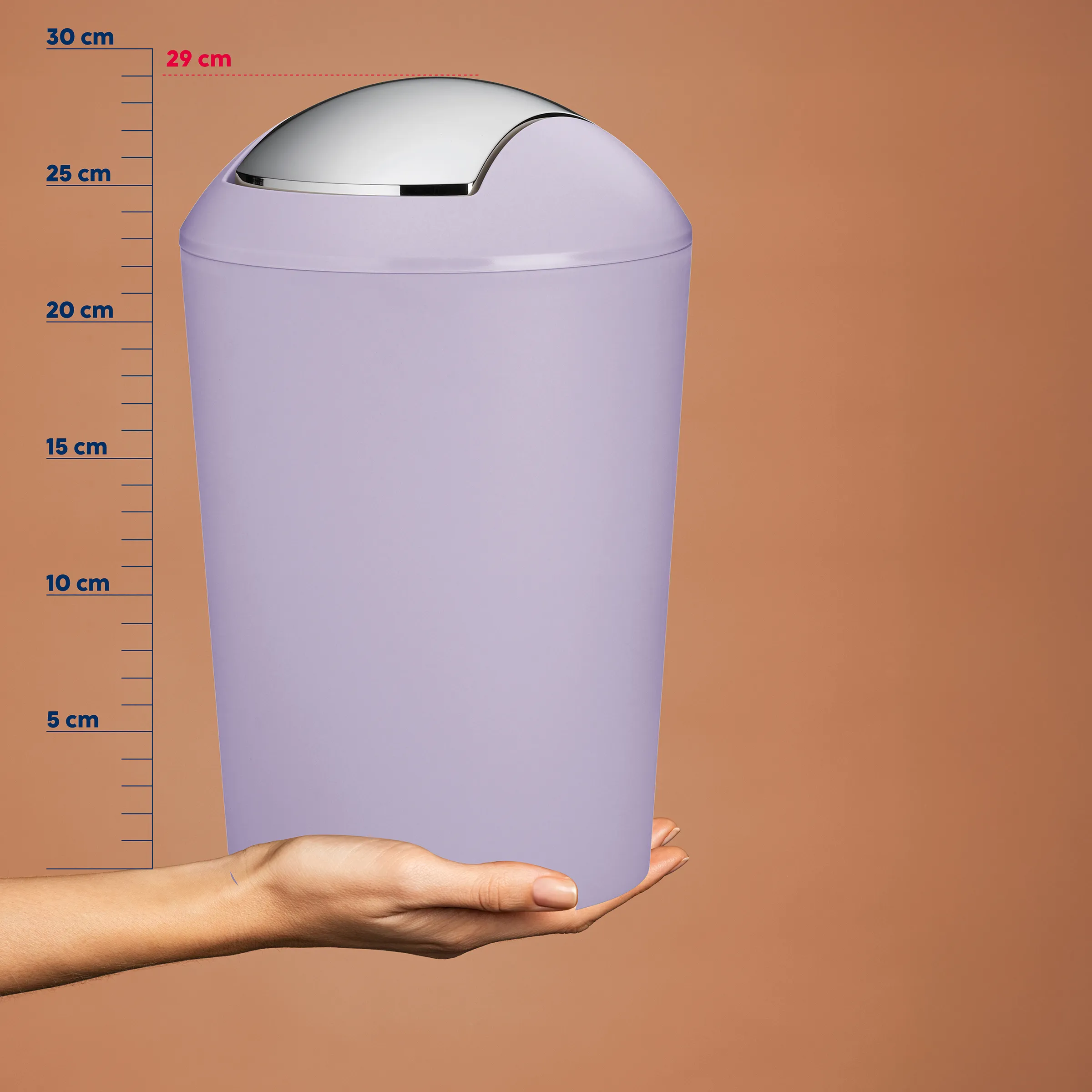 Violetter Windeleimer mit silberner Kuppelkappe auf Skalierung von 0-30 cm in Hand gezeigt.