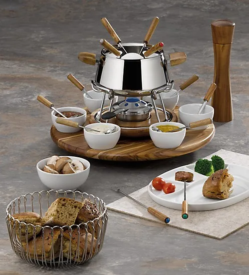 Fondue-Set mit Topf und Gabel für Raclette Fondue-Set mit silbernem Topf, acht Holzgabeln, weißen Schälchen und Zubehör auf rundem Holztablett