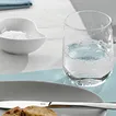 Modernes weißes Geschirr-Set - Elegante Teller und Gläser für stilvolle Tischdekoration Stilvolles weißes Geschirr-Set mit geometrischen Tellern, Schalen und Gläsern auf hellem Hintergrund
