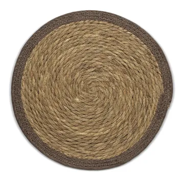 Runde Platzdecke aus Naturstroh mit spiralförmigem Muster und dunkelbraunem Rand aus Kunststoff