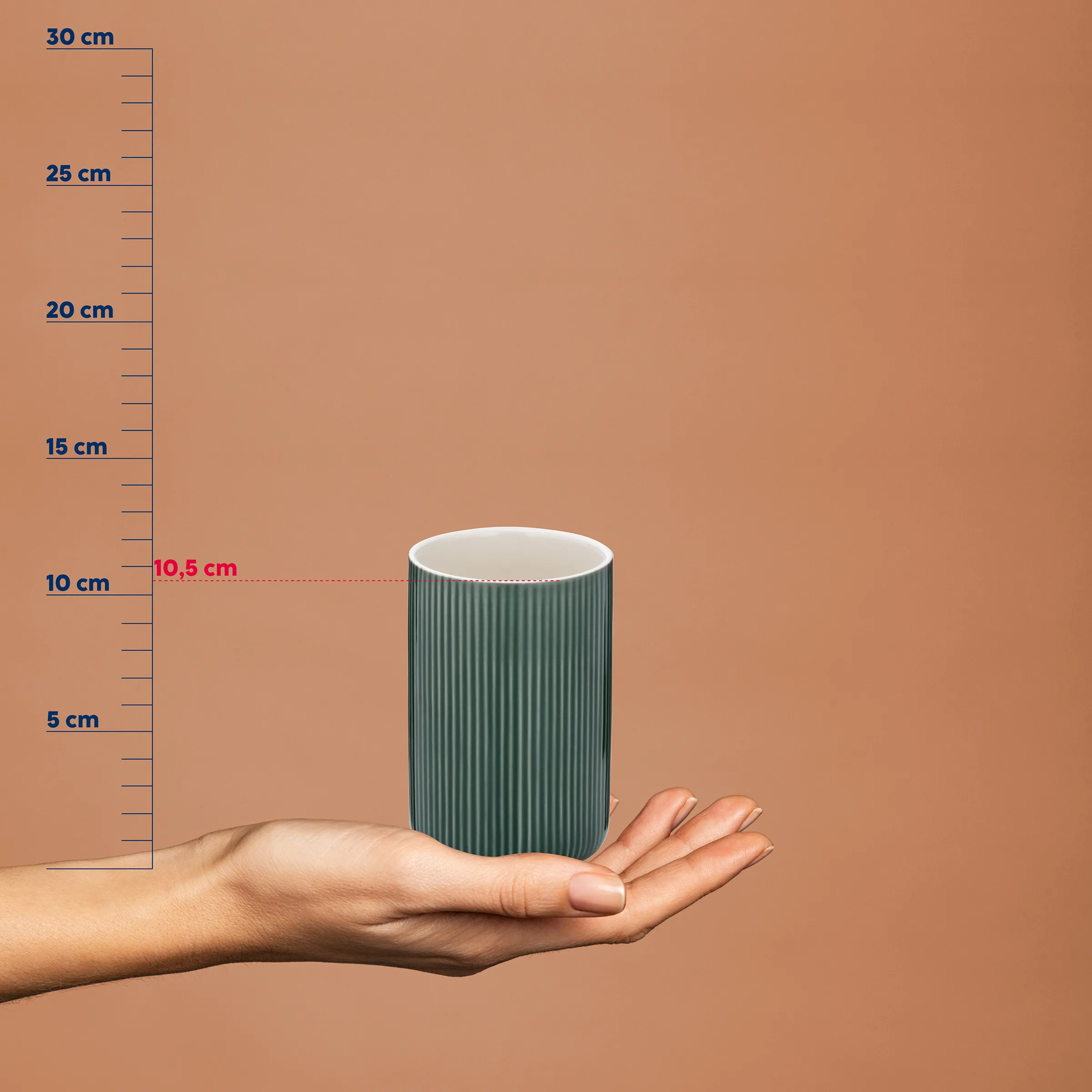 Grün gerillter Keramikbecher 10,5 cm - moderne Tasse mit Rillenstruktur Hand hält grün gerillten Keramikbecher vor Maßstab, Höhe 10,5 cm