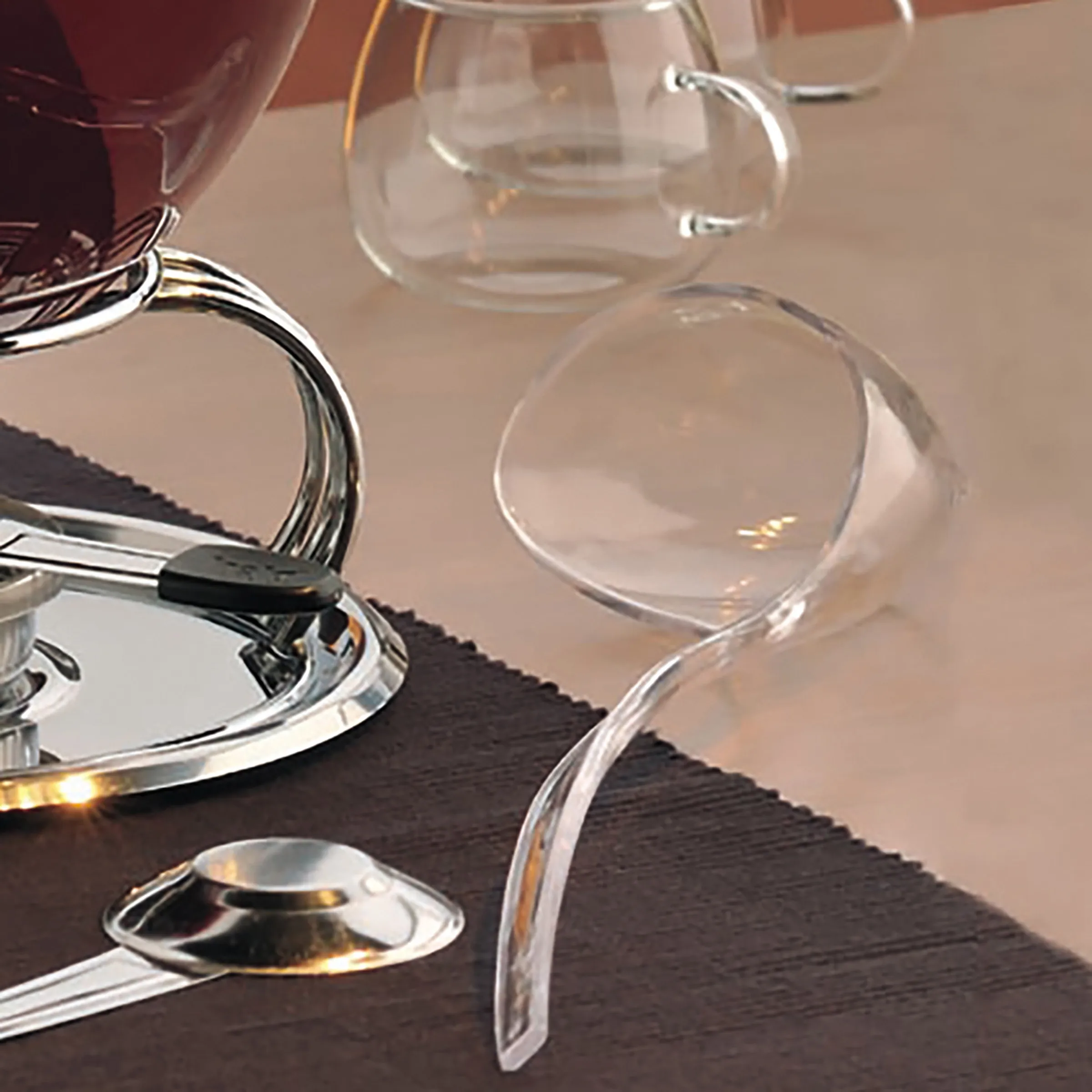 Glashalterung mit Korkenzieher - Elegantes Wein-Zubehör Set Elegante Glashalterung mit Korkenzieher auf dunkler Tischdecke, daneben Weingläser und Weinkaraffe