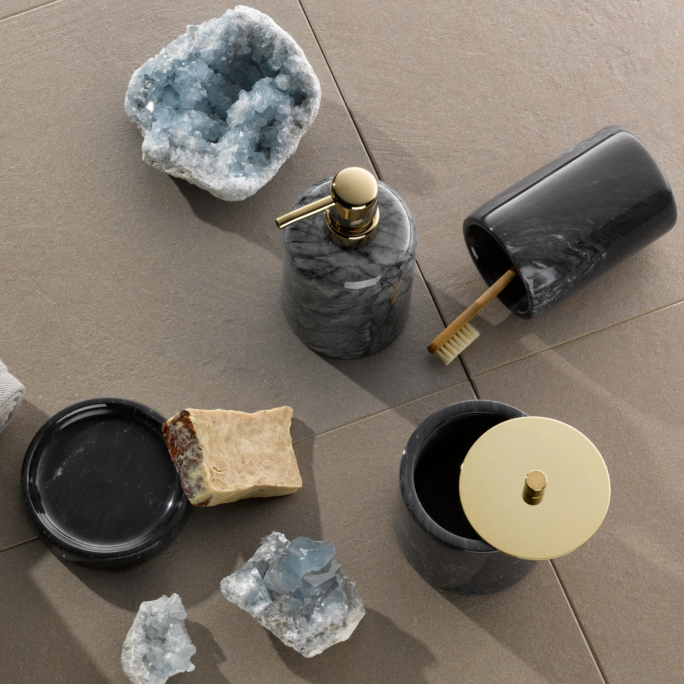 Luxuriöse Badezimmer-Accessoires aus schwarzem Marmor mit goldenen Details und blauen Kristall-Geoden