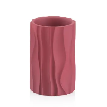 Rosa Vase mit gewelltem Oberflächendesign und mattem Finish auf weißem Hintergrund