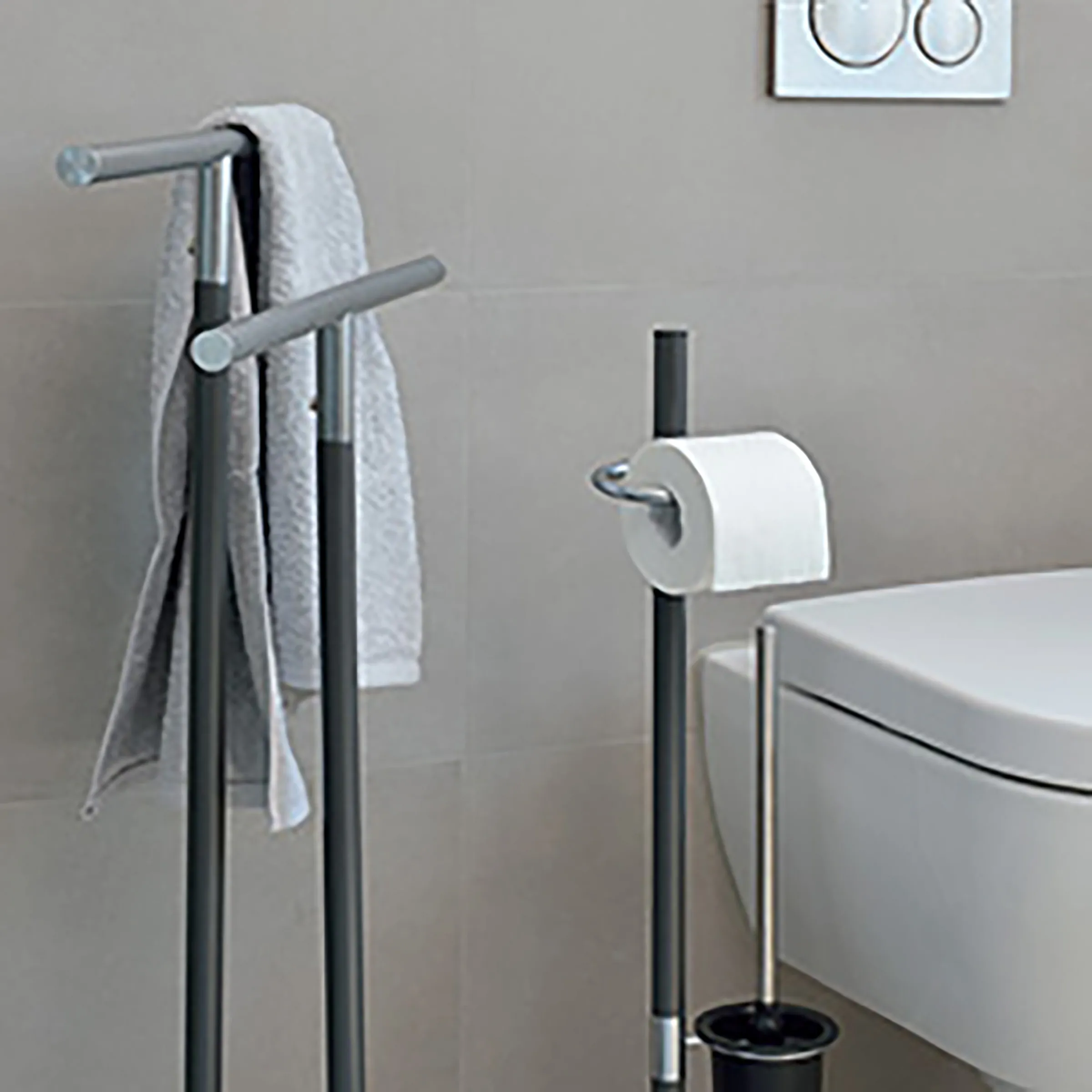 Freistehender Handtuchhalter und WC-Garnitur Edelstahl für modernes Badezimmer Moderner Handtuchhalter und Toilettenpapierhalter aus Edelstahl mit schwarzen Details im Badezimmer