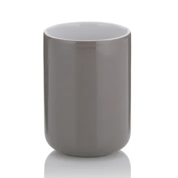 Grauer Keramikbecher im minimalistischen Design auf weißem Hintergrund mit Spiegelung