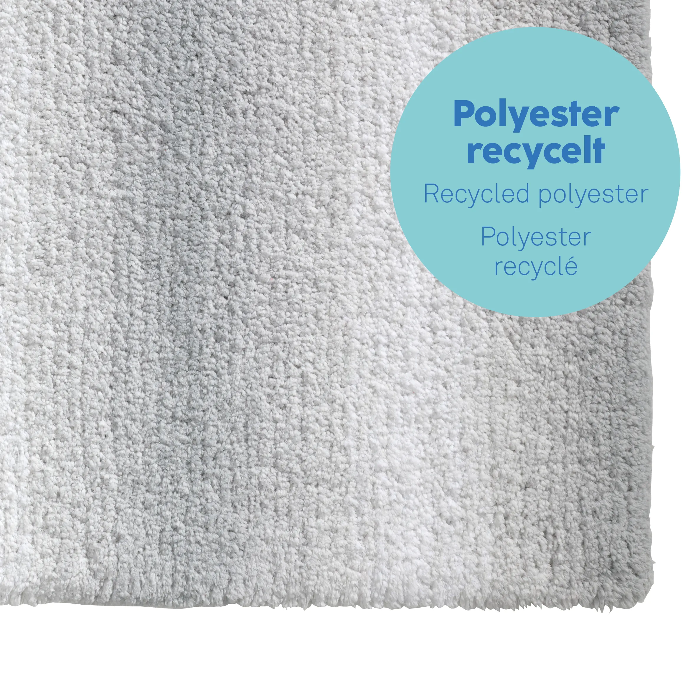 Hellgraues Textilprodukt aus recyceltem Polyester mit türkisfarbenem Etikett