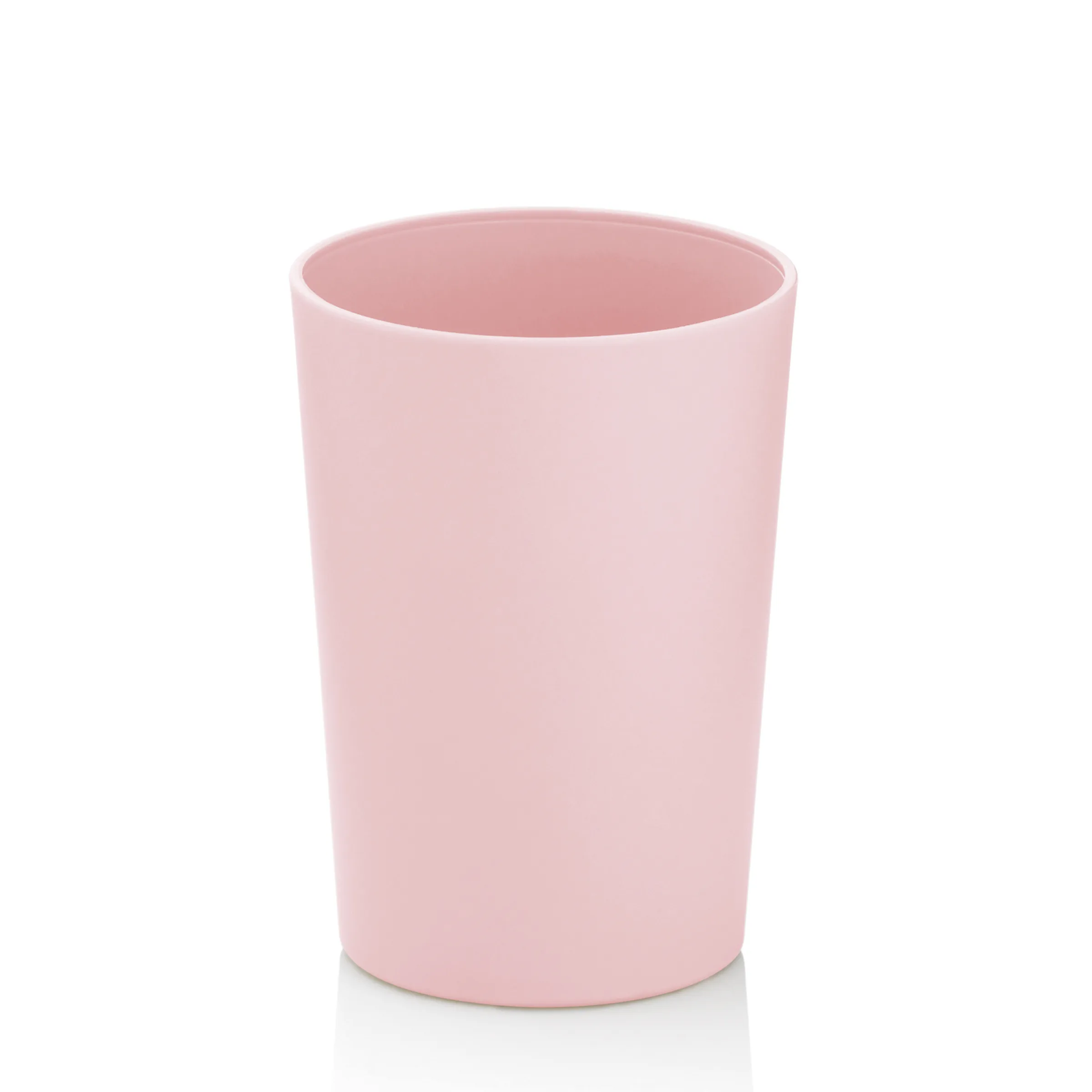 Rosa Zahnbecher Kunststoff - modernes Badezimmer Accessoire Rosa Zahnbecher aus Kunststoff mit glatter Oberfläche, zylindrische Form, auf weißem Hintergrund