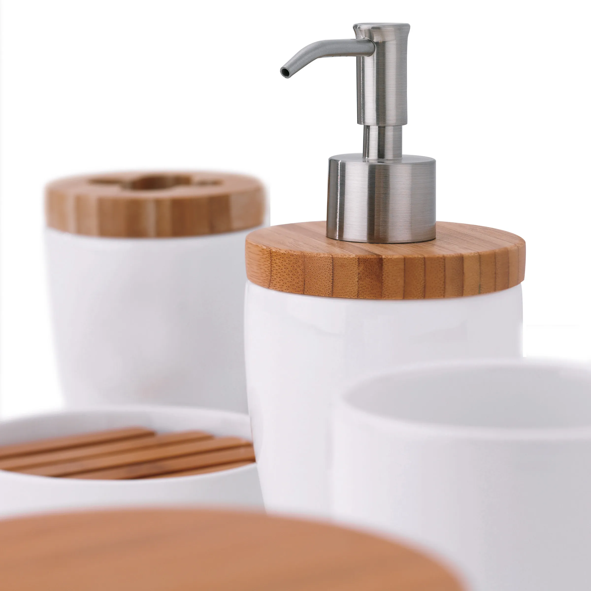 Badezimmer-Set Seifenspender mit Holzdeckel Badezimmer-Set mit weißen Behältern, Holzdeckeln und Edelstahl-Seifenspender im minimalistischen Design.