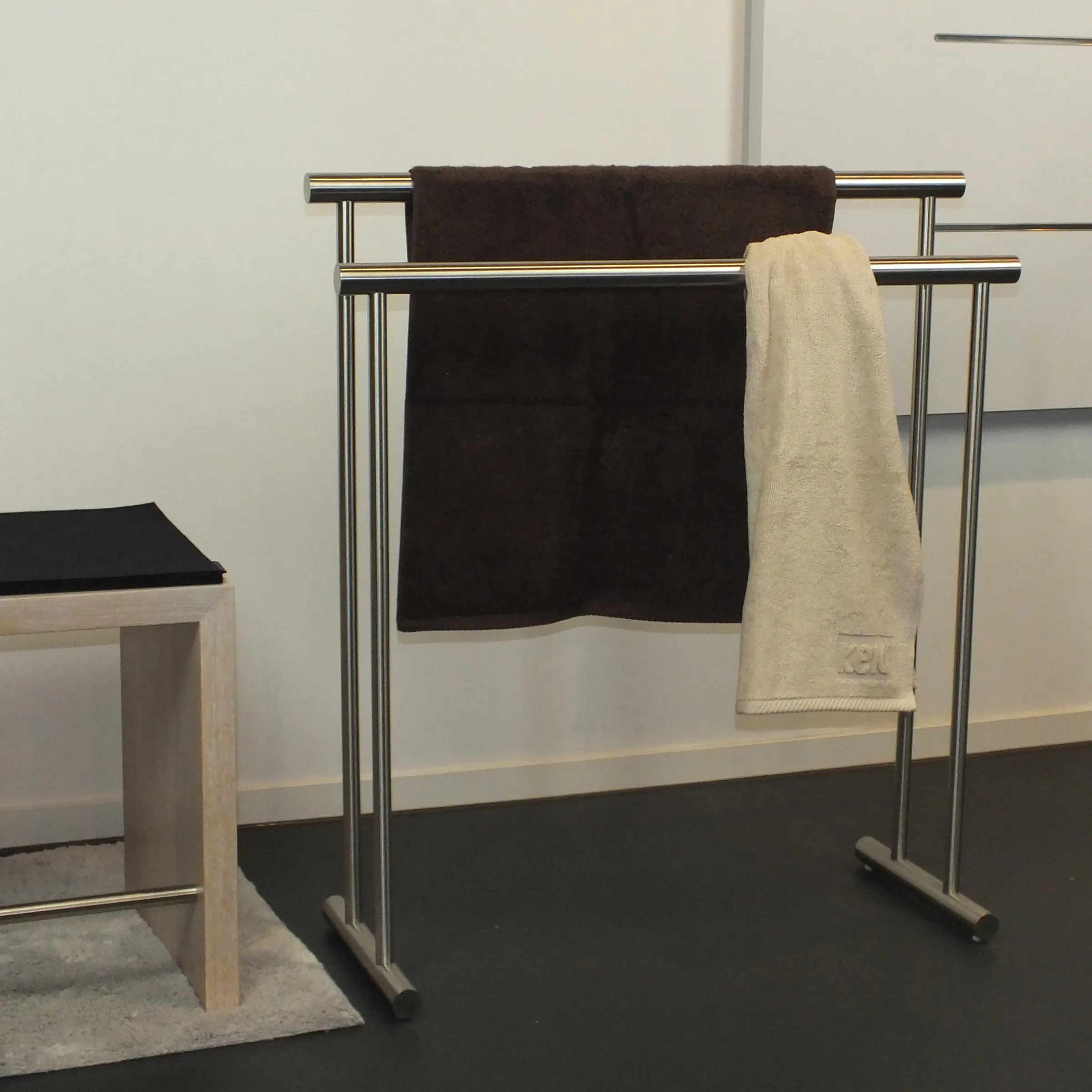 Handtuchständer Edelstahl freistehend modern Edelstahl-Handtuchständer mit zwei Handtuchstangen, schwarzes und beiges Handtuch hängend, moderne Badezimmereinrichtung