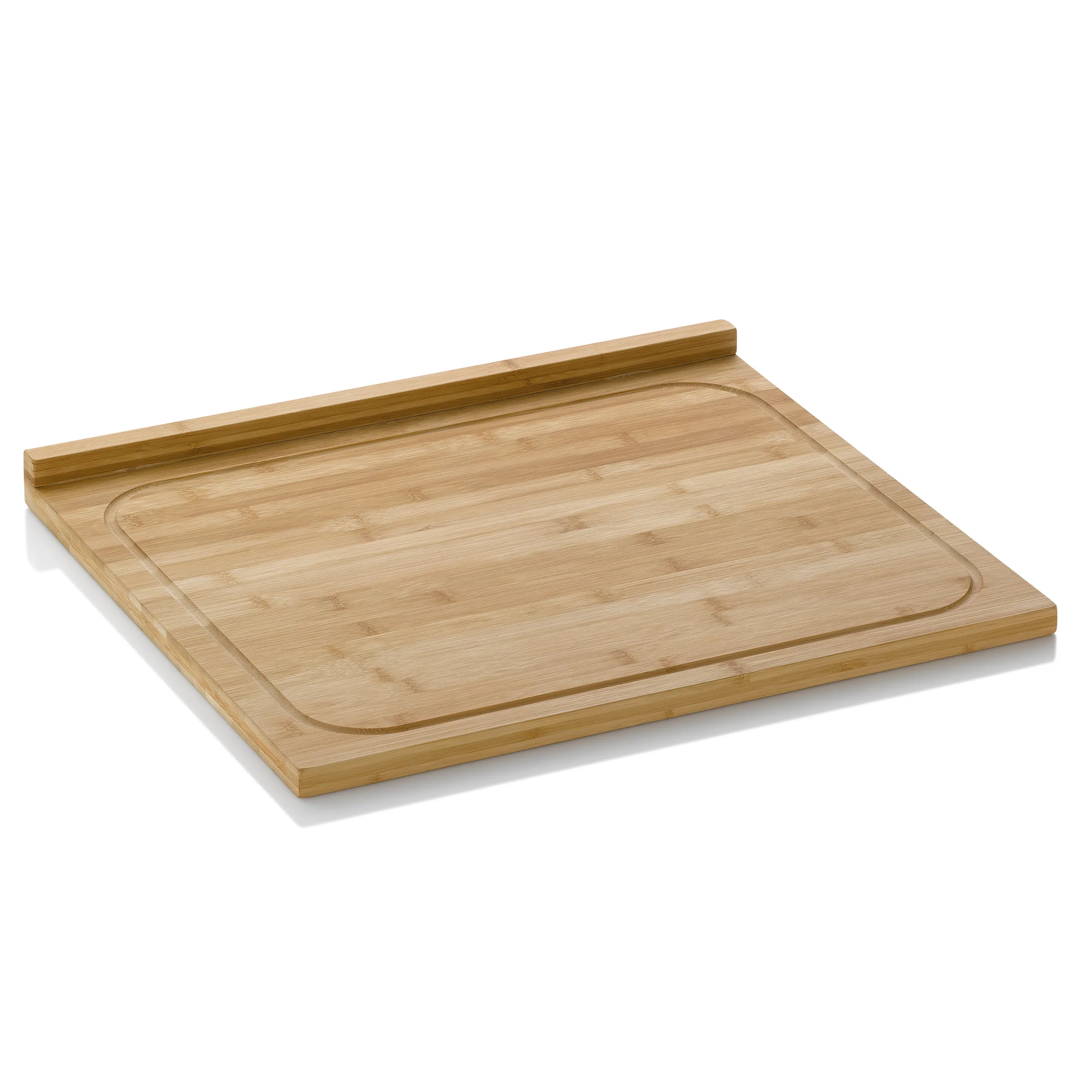 Bambus Schneidebrett mit Saftrille - Küchenhelfer Rechteckiges Bambus-Schneidebrett aus Holz mit Rillen und erhöhtem Rand, auf weißem Hintergrund.