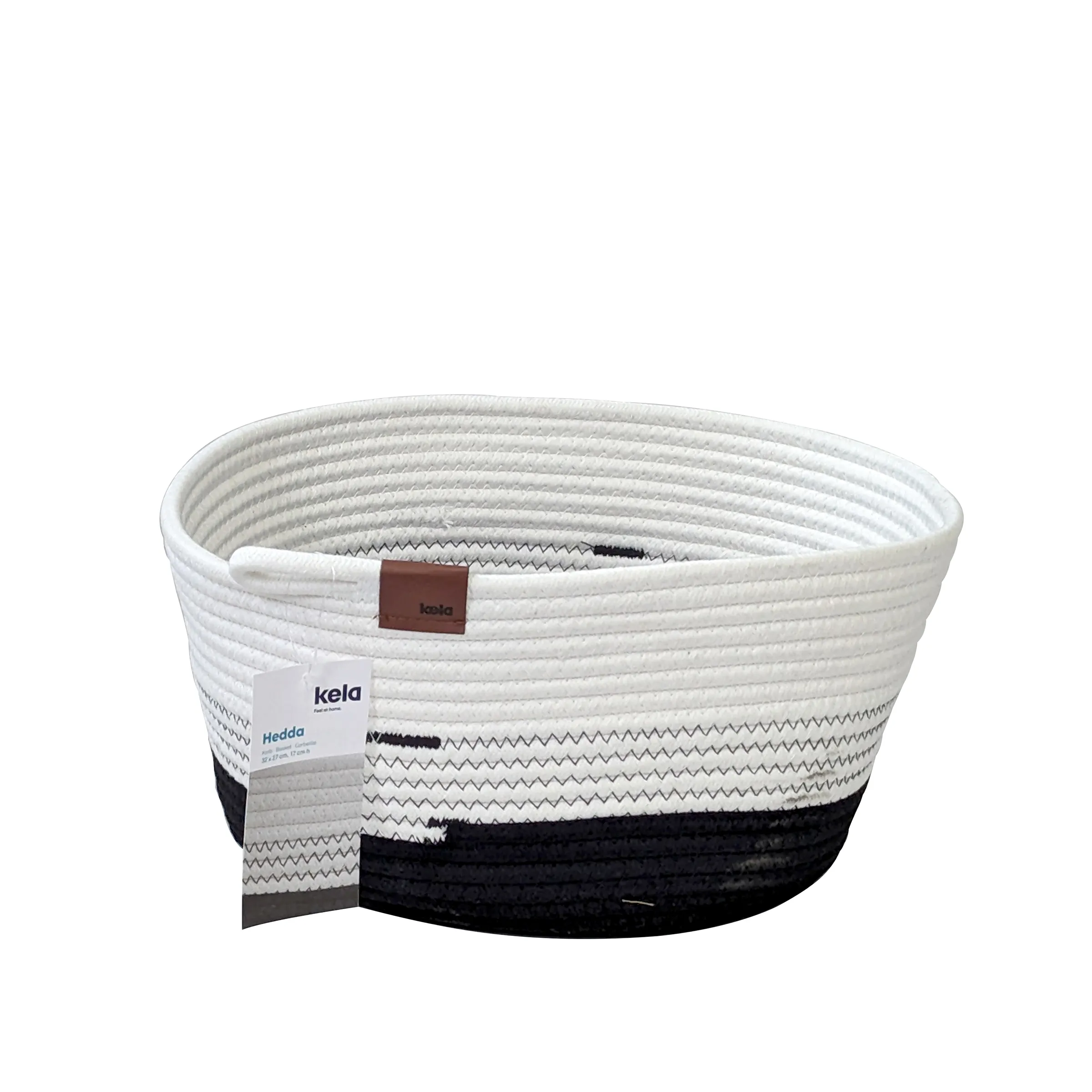 Kela Hedda Aufbewahrungskorb Baumwolle weiß-schwarz mit Zickzack-Muster Weiß-schwarzer Aufbewahrungskorb von Kela mit Zickzack-Muster und braunem Lederanhänger