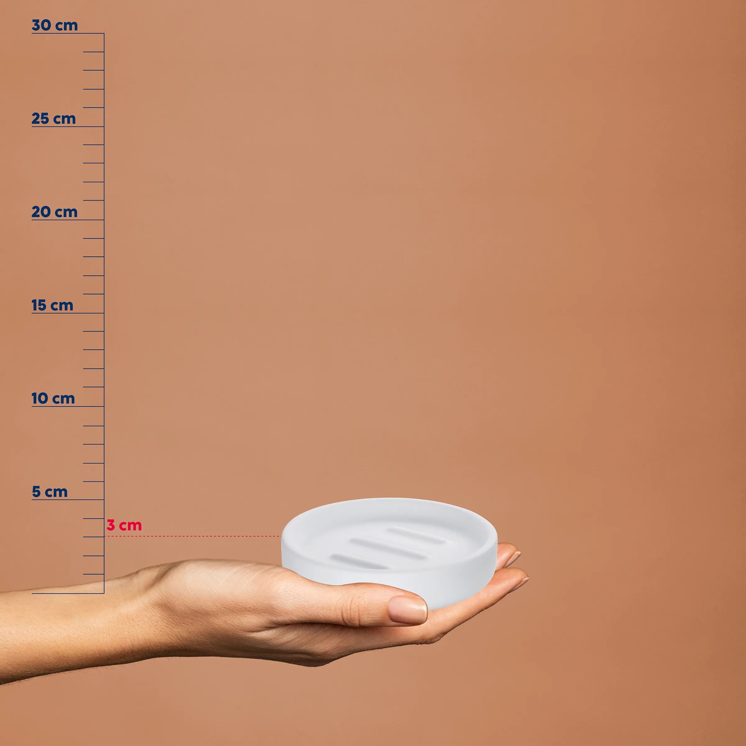 Diaphragma Verhütung Größenvergleich - Kontrazeptivum in Hand mit Maßstab Hand hält weißes Diaphragma vor Maßstab, Höhe ca. 3 cm