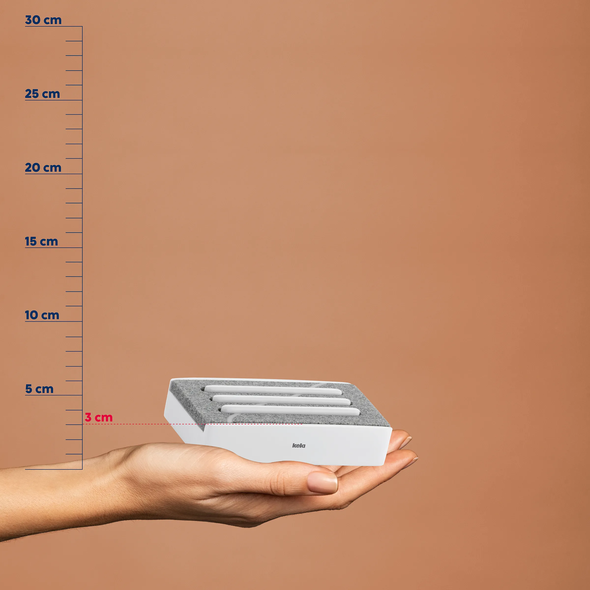 Keba Mini-Toaster Produktfoto mit Größenvergleich - kompakter Toaster 3 cm hoch Kompakter Keba Toaster in weißem Design auf einer Hand, mit Größenvergleich von 3 cm gegen Maßstab