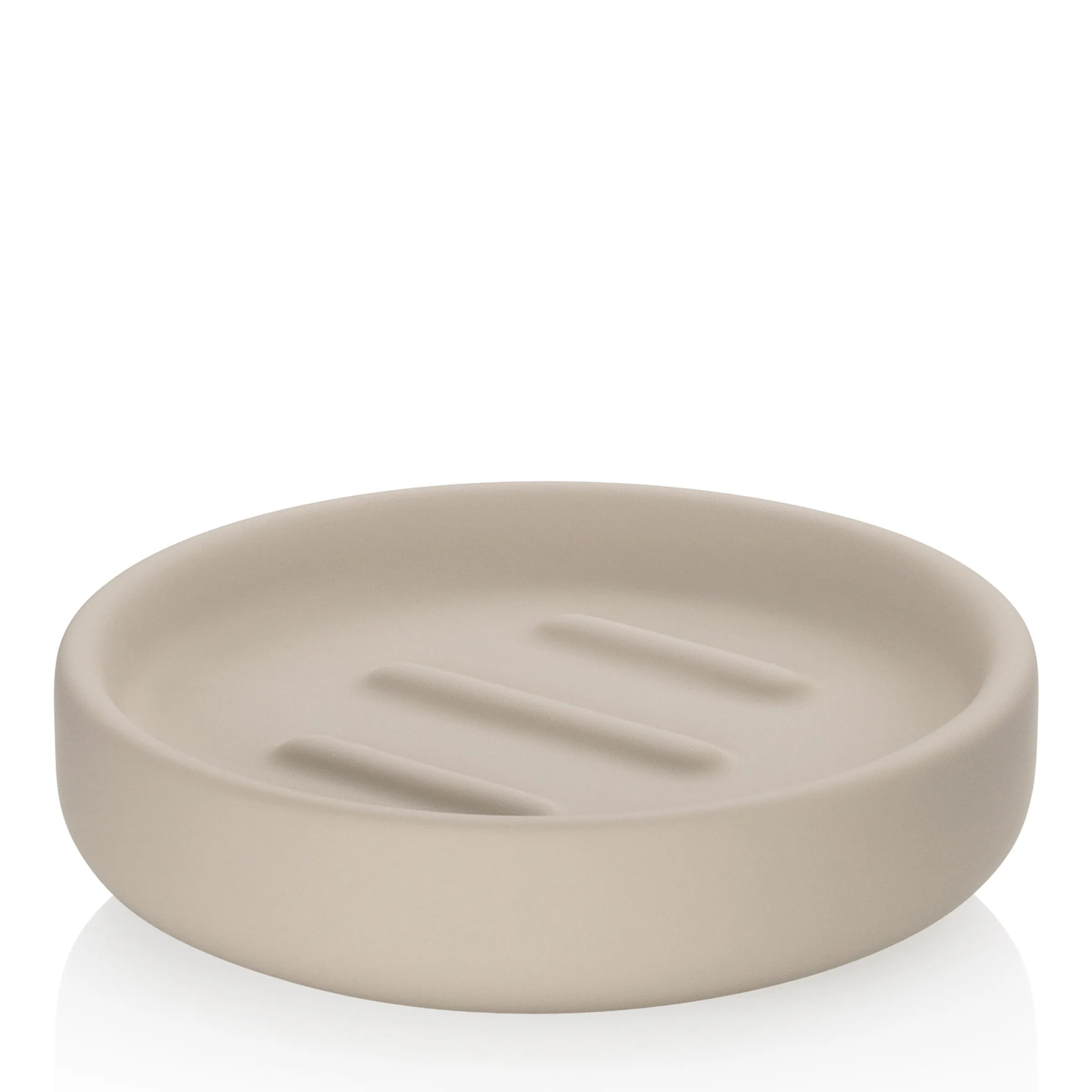 Keramik-Seifenschale beige mit Ablaufrillen – Badezimmer-Accessoire Beige Keramik-Seifenschale mit gerippter Oberfläche auf weißem Hintergrund